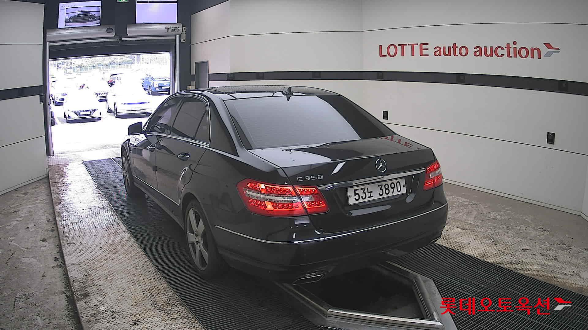 Mercedes-Benz E-Class - 16
