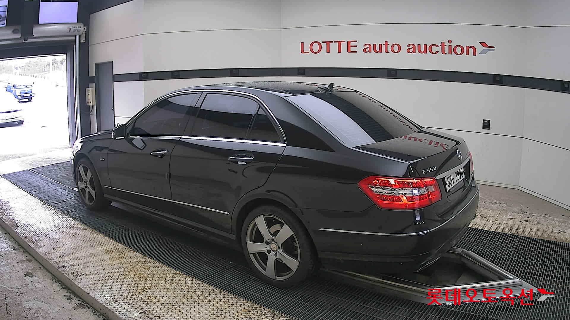 Mercedes-Benz E-Class - 15