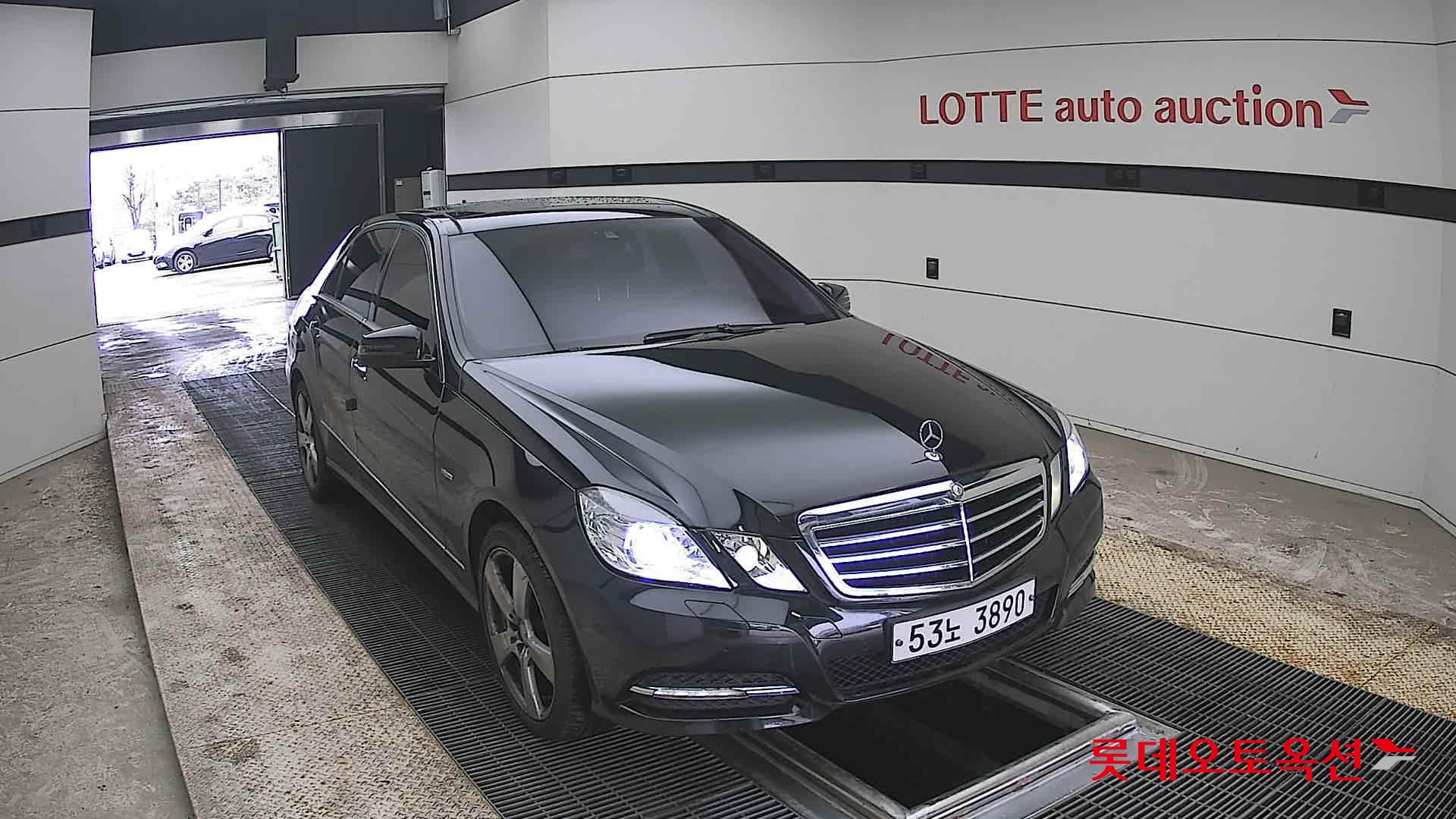 Mercedes-Benz E-Class - 24