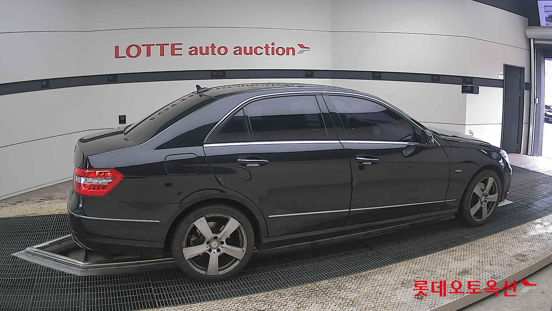 Mercedes-Benz E-Class - 20