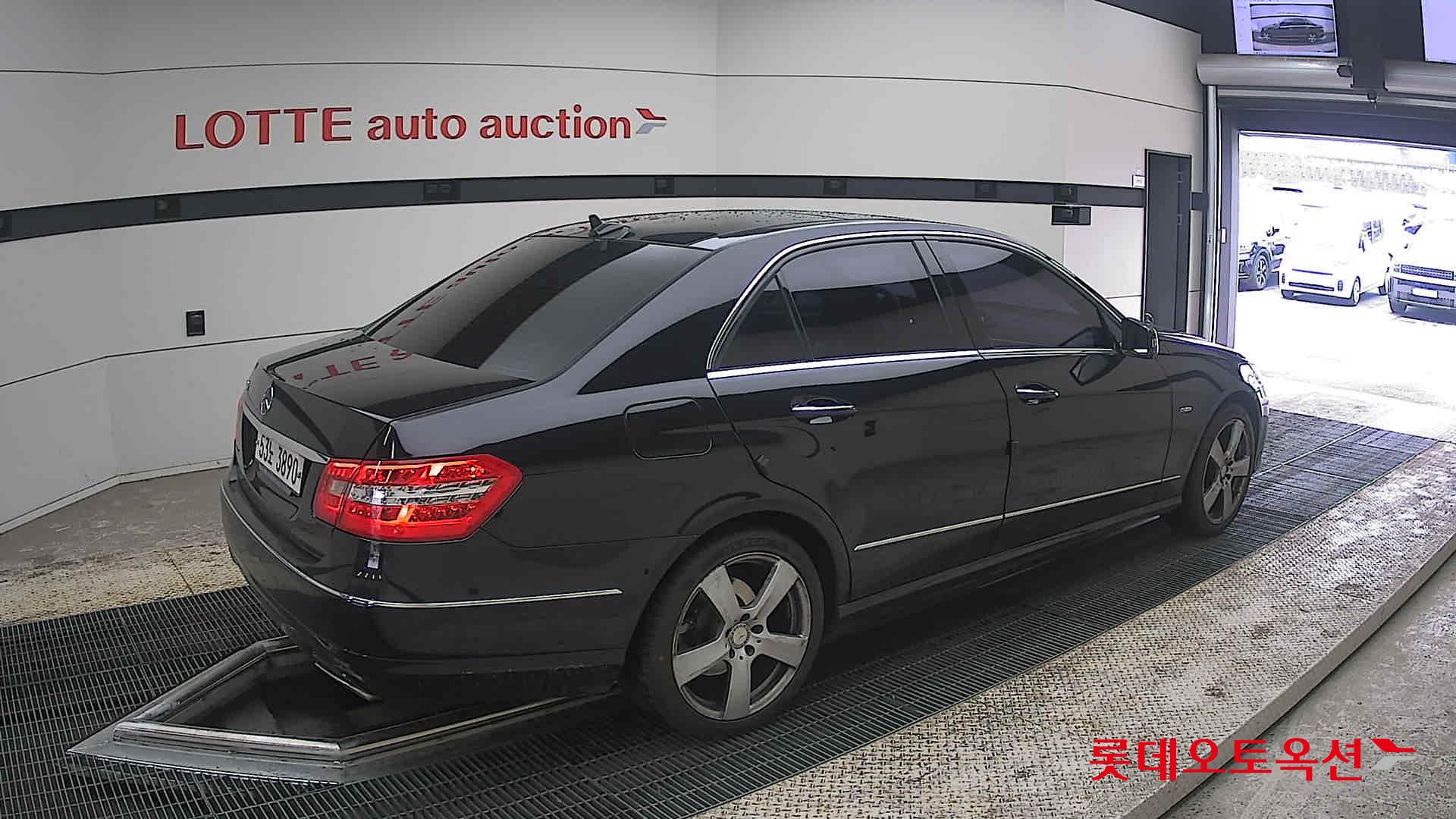 Mercedes-Benz E-Class - 19