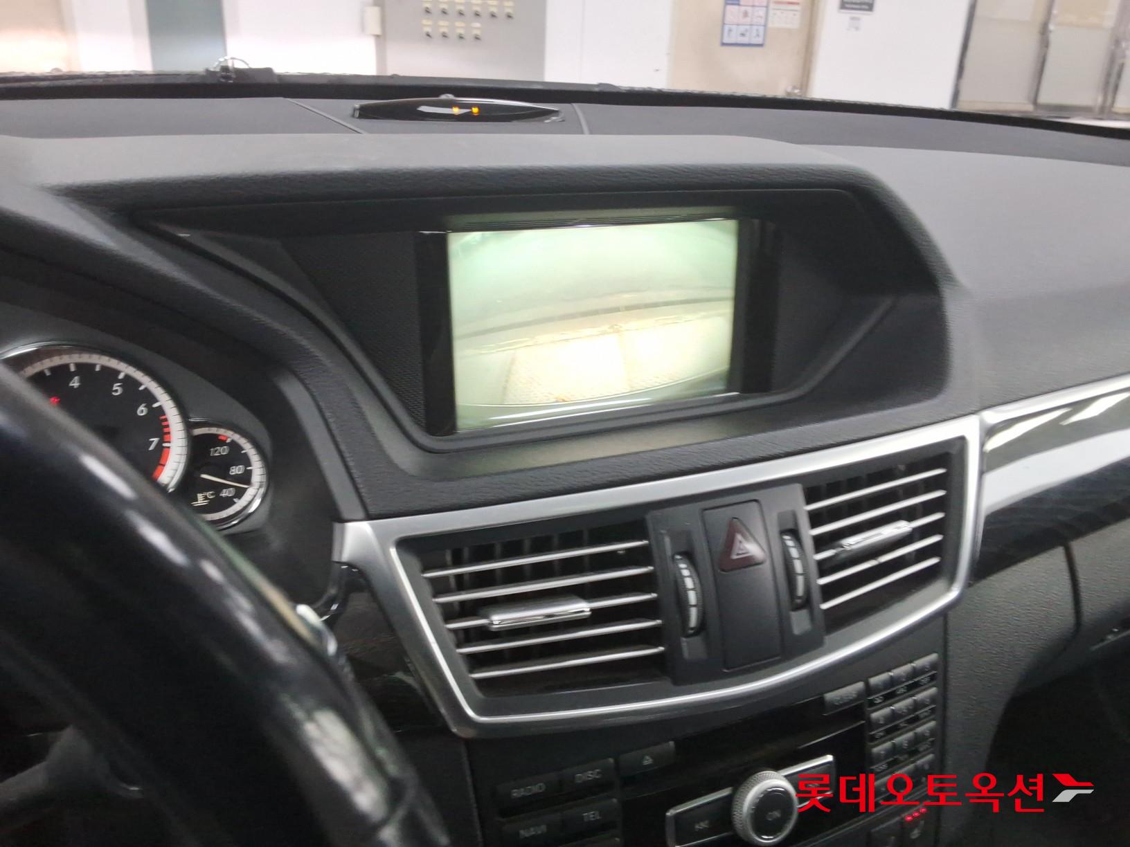 Mercedes-Benz E-Class - 31