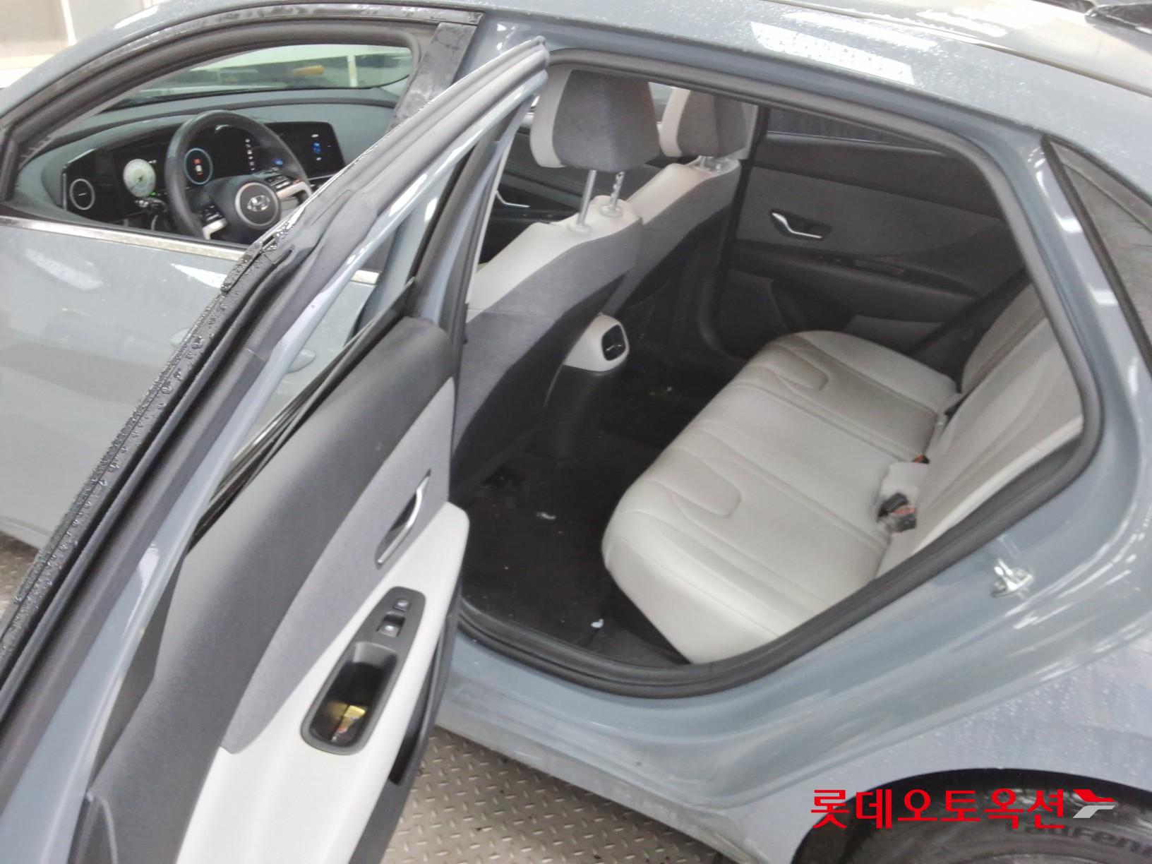 Hyundai Elantra - 38