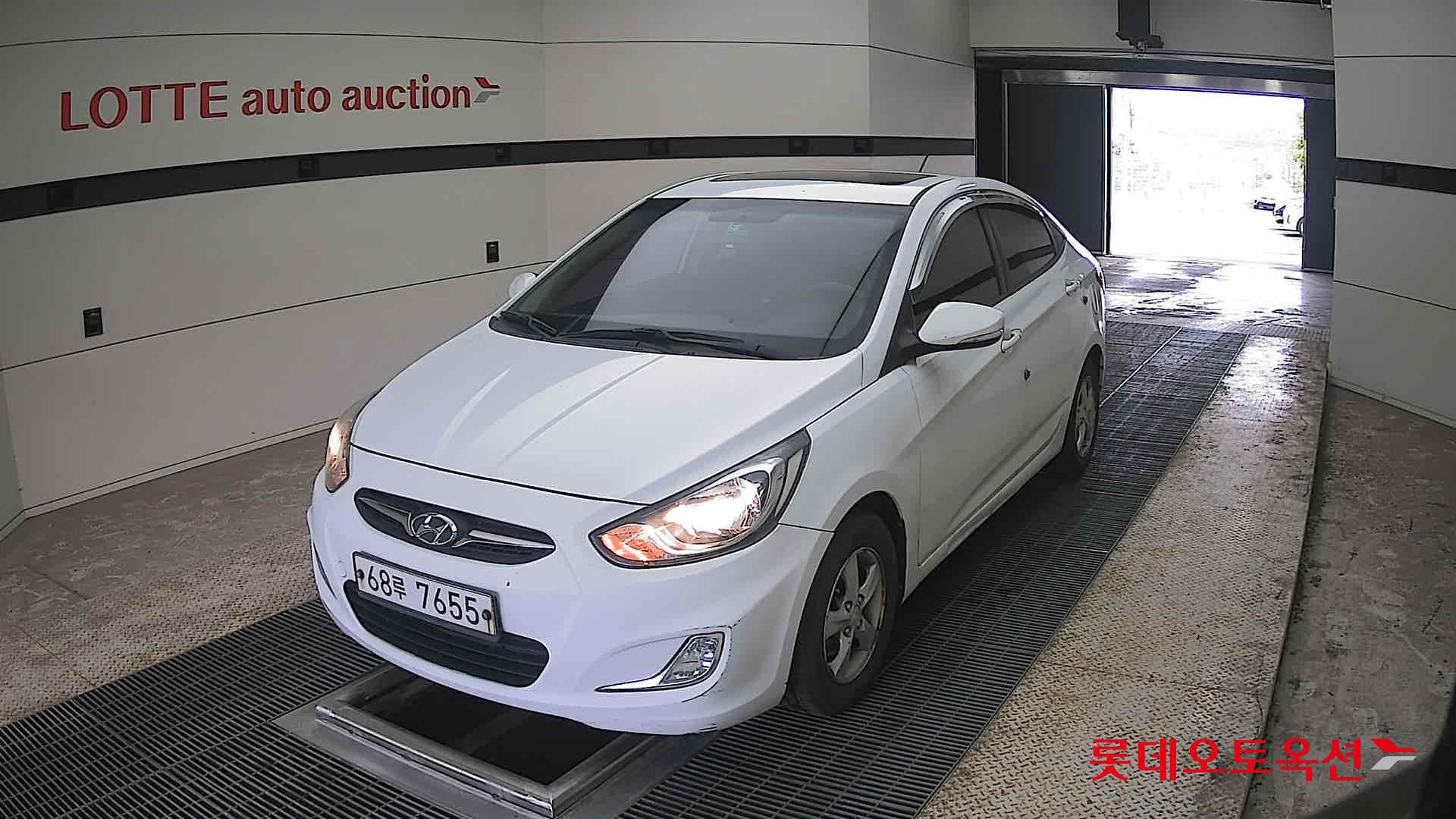 Hyundai Accent 2012 - Image 10