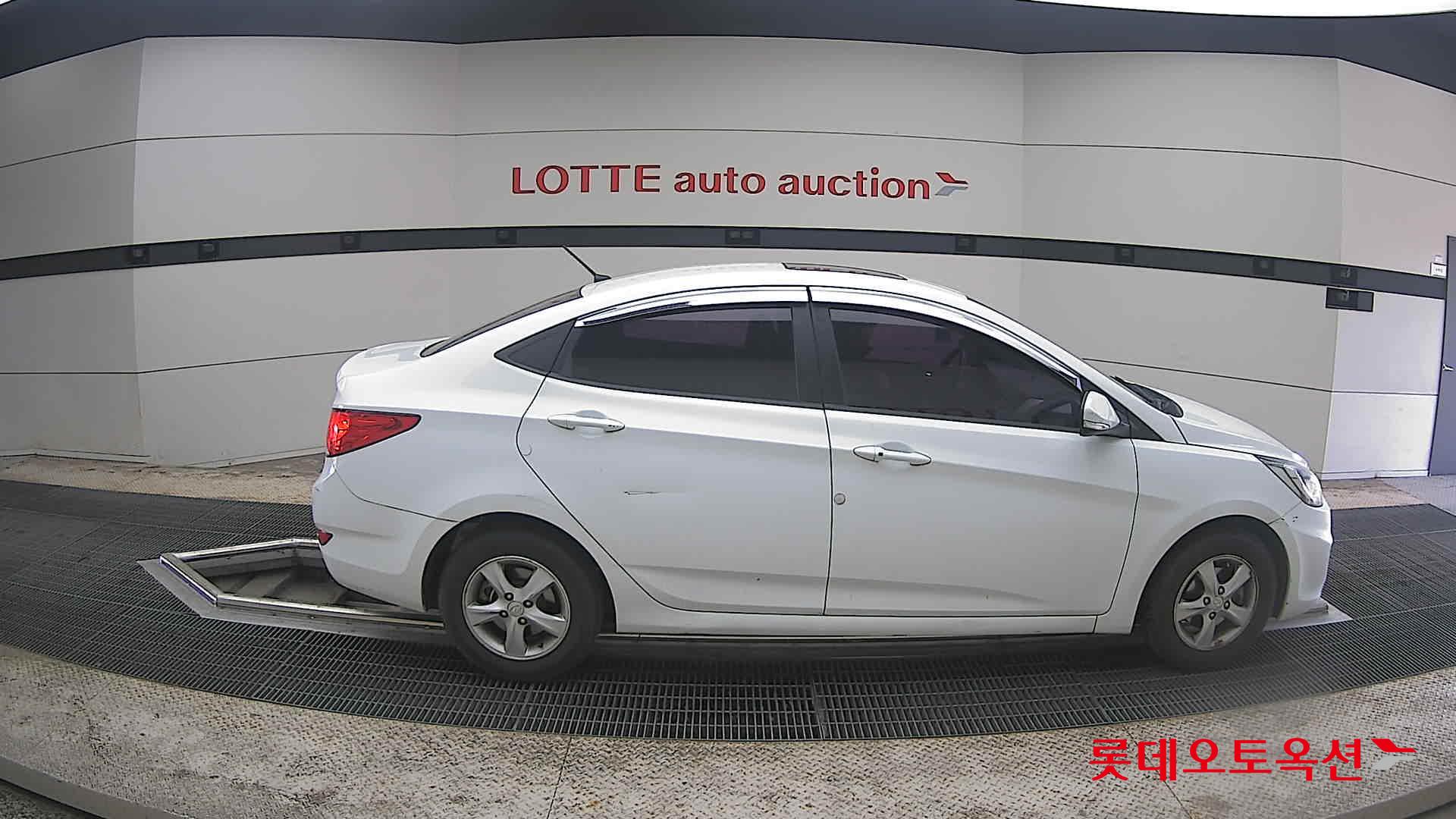 Hyundai Accent 2012 - Image 21