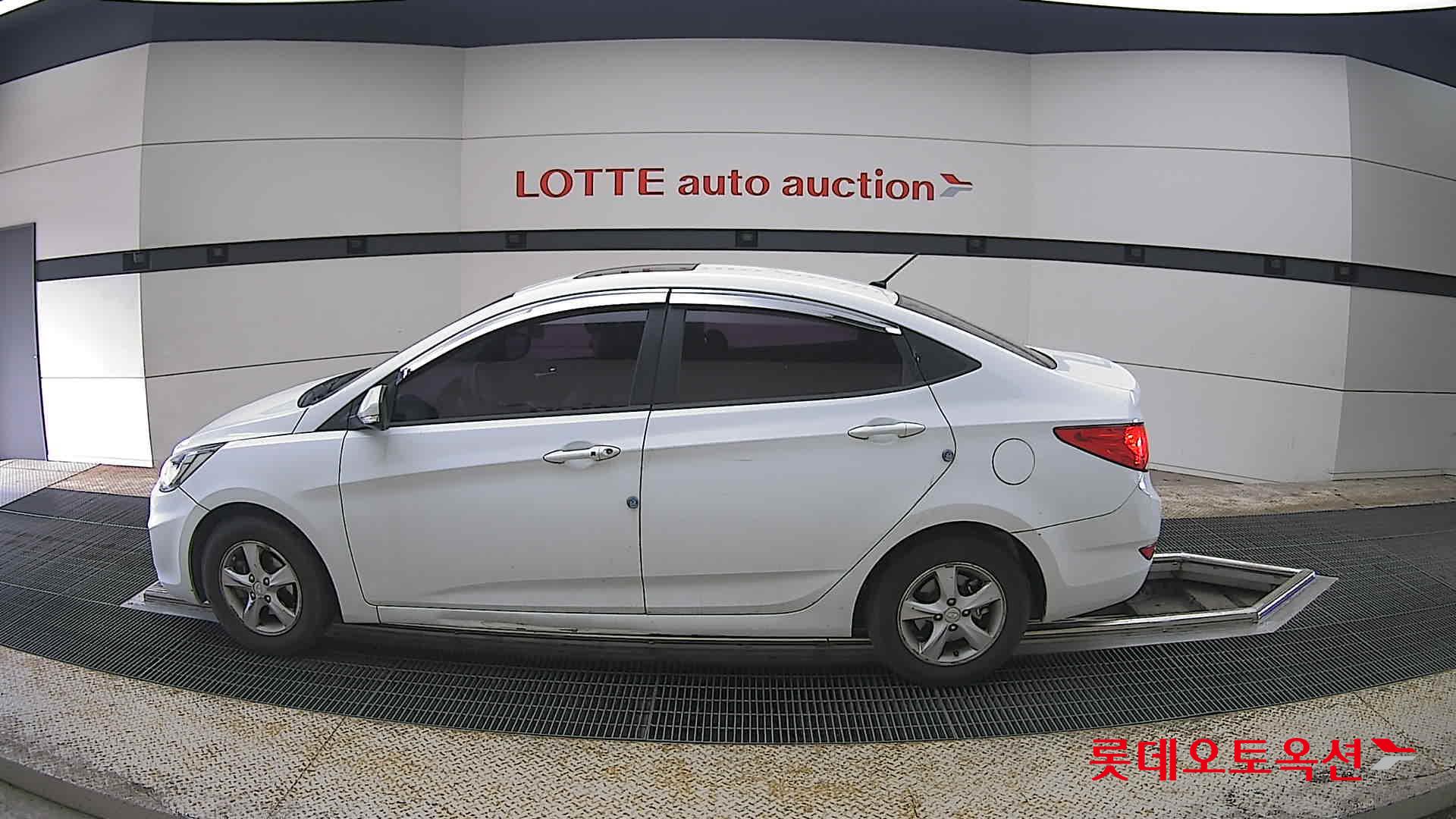 Hyundai Accent 2012 - Image 13