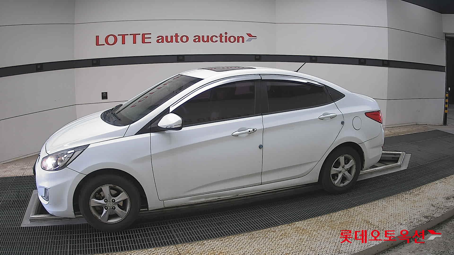 Hyundai Accent 2012 - Image 12