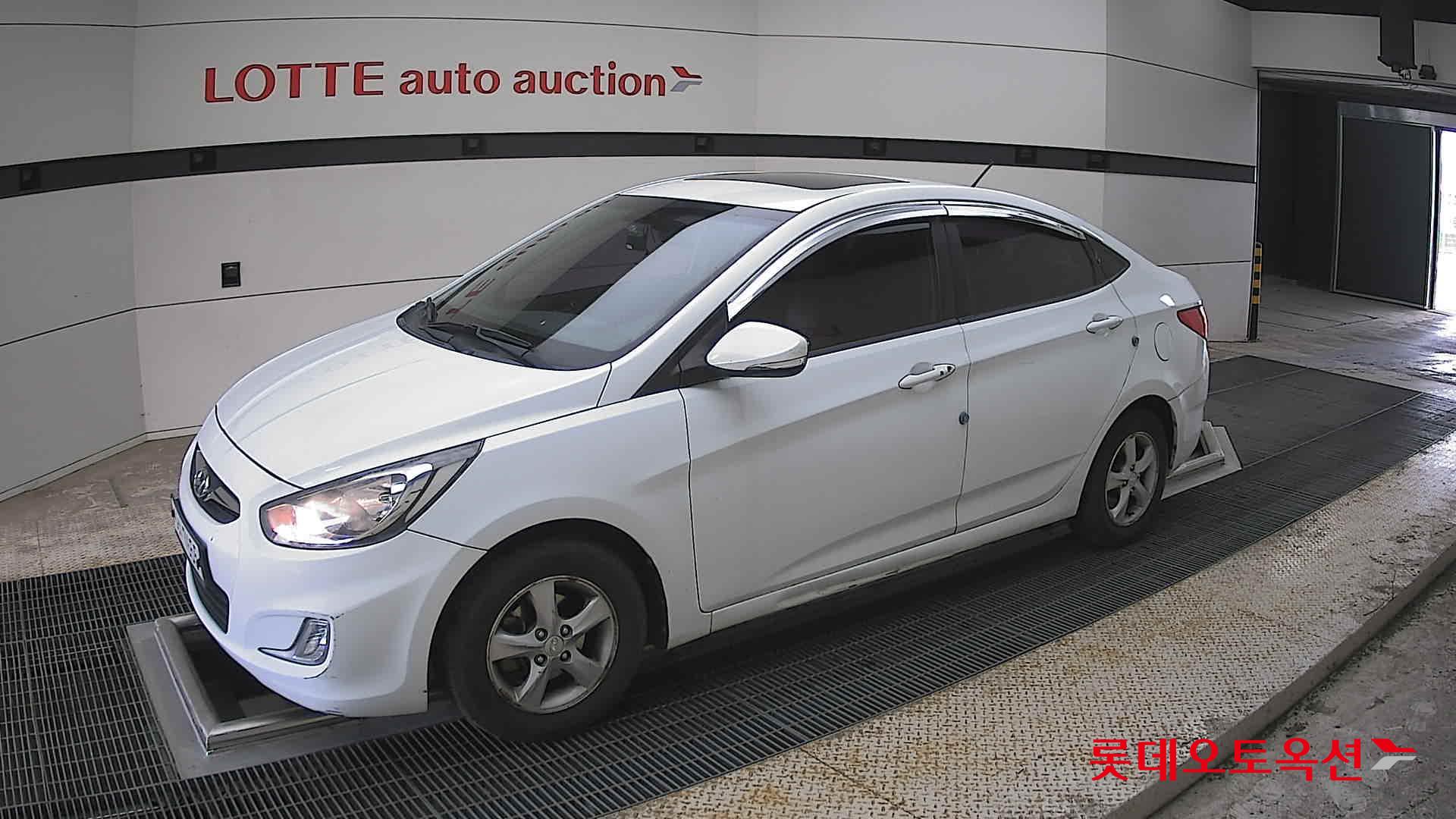 Hyundai Accent 2012 - Image 11