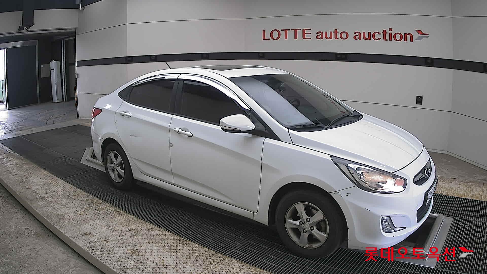 Hyundai Accent 2012 - Image 23