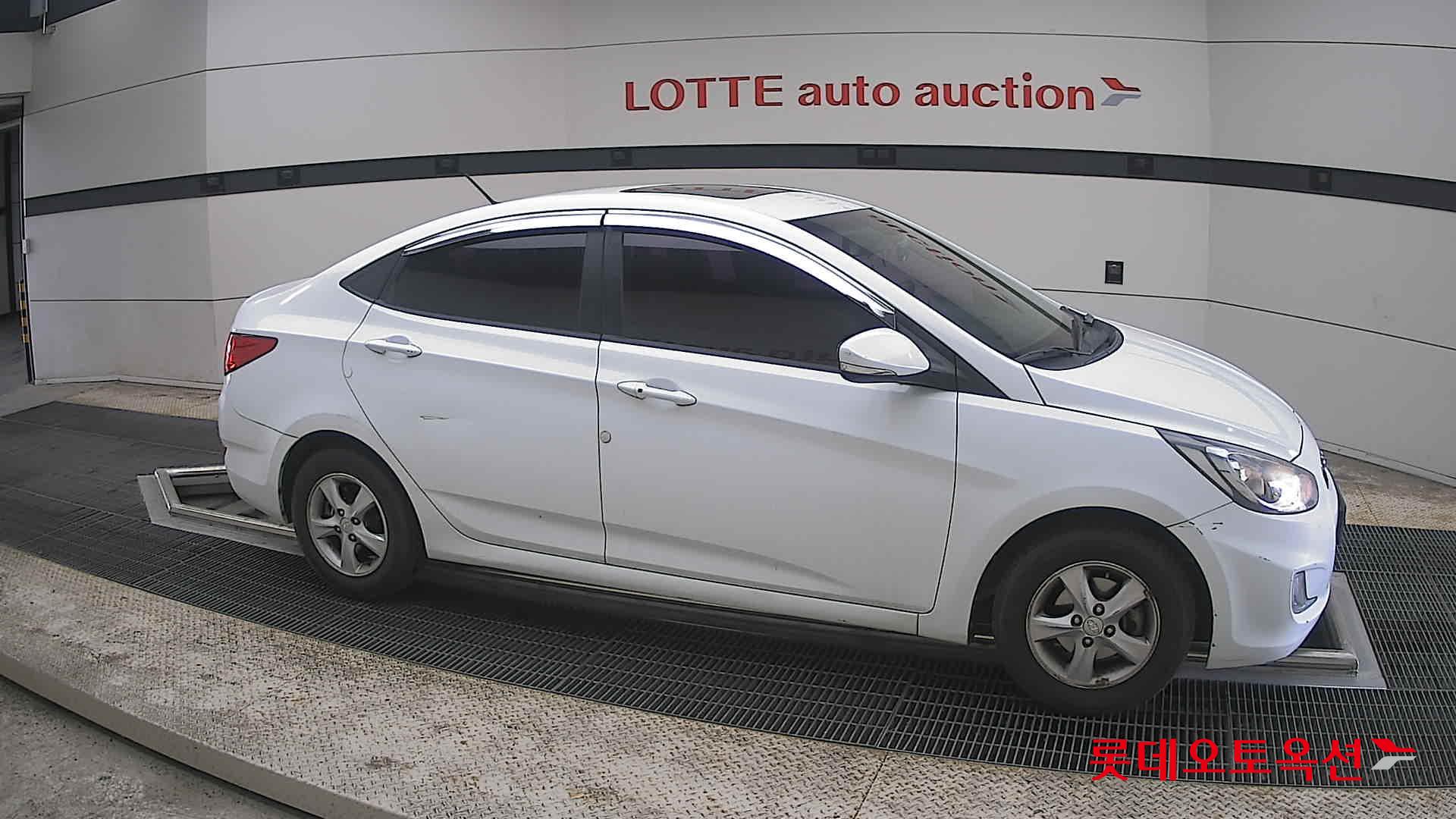 Hyundai Accent 2012 - Image 22