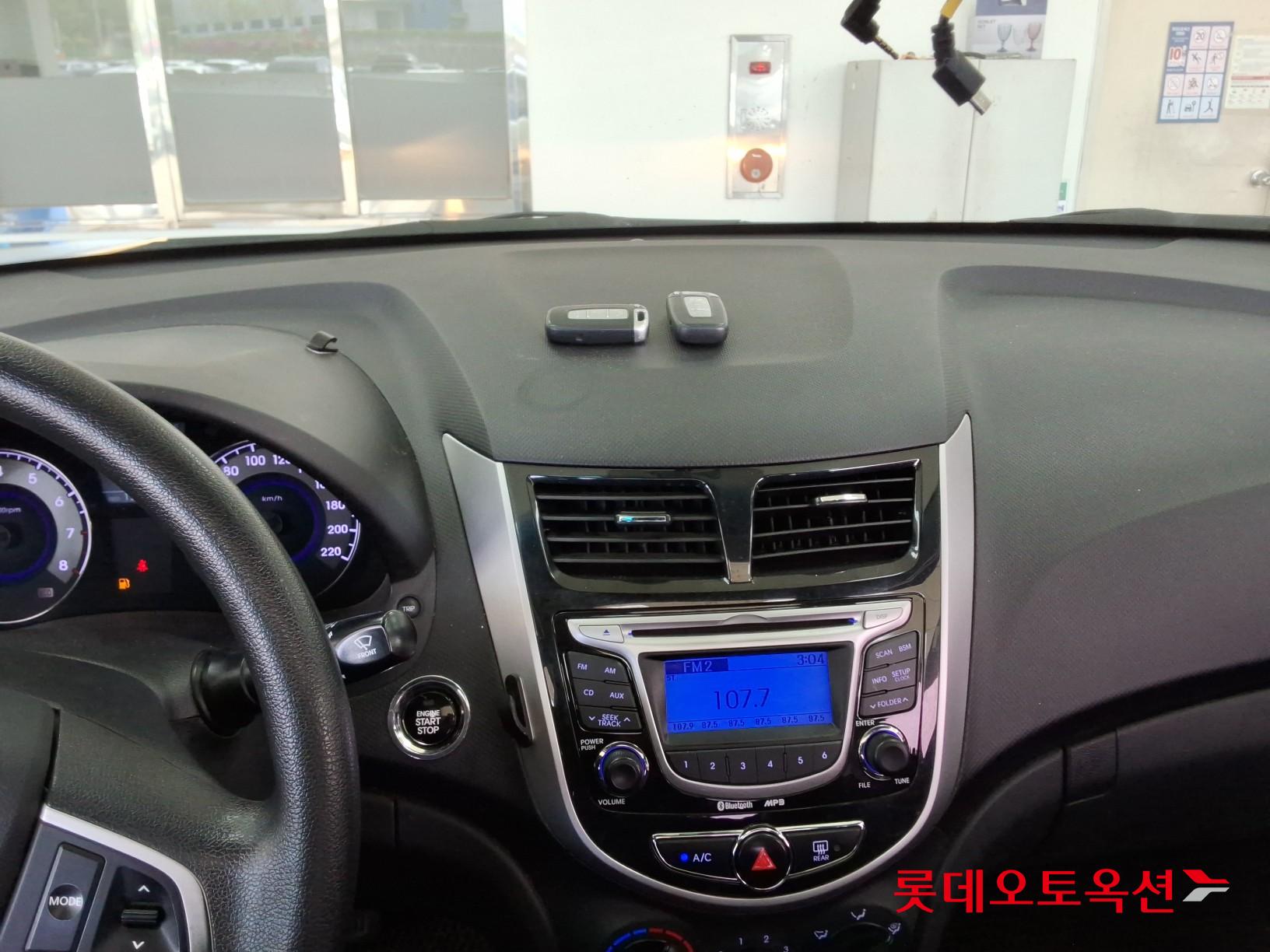Hyundai Accent 2012 - Image 32