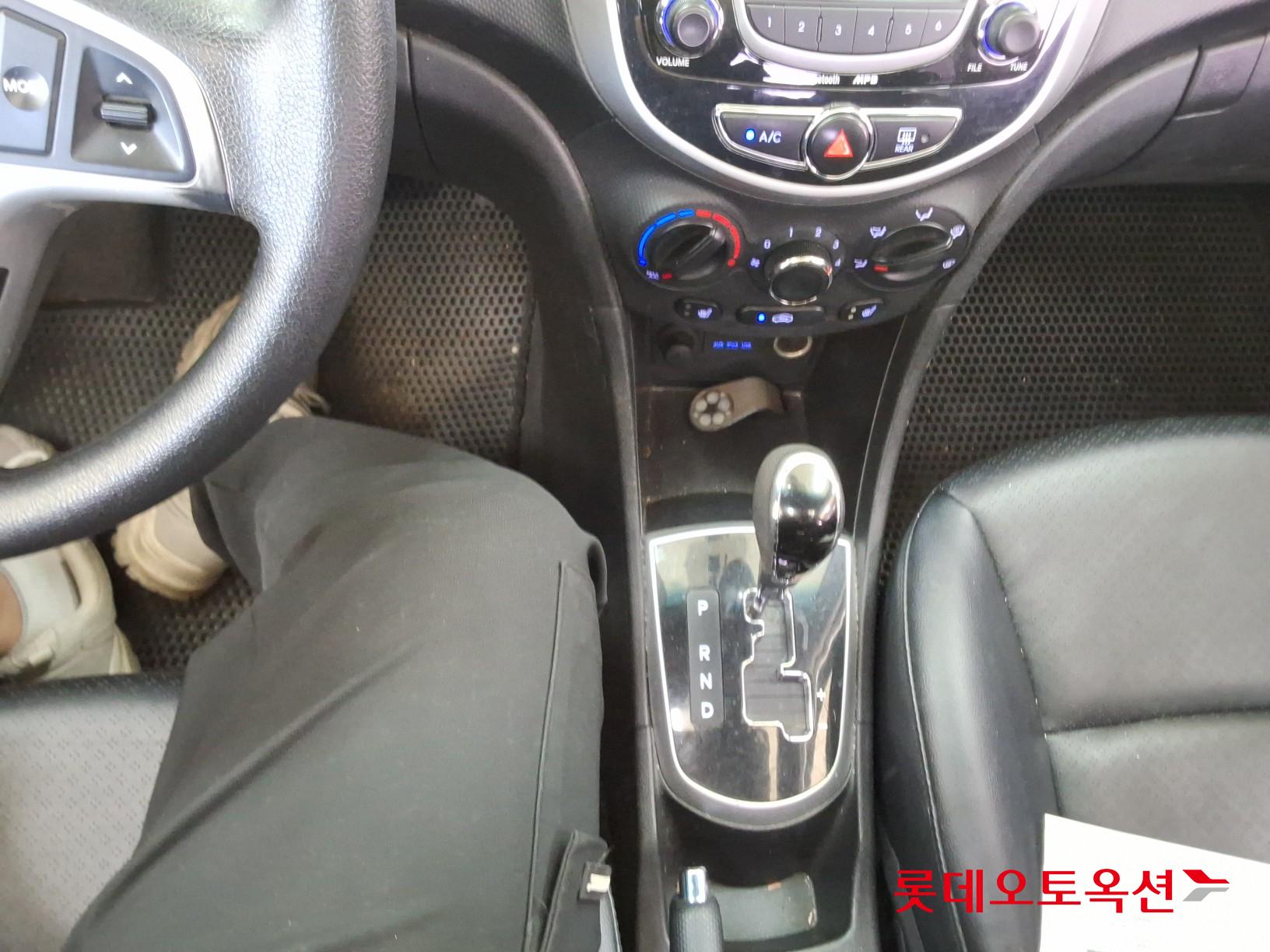 Hyundai Accent 2012 - Image 33