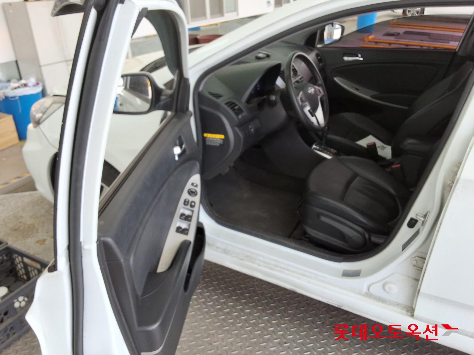 Hyundai Accent 2012 - Image 36