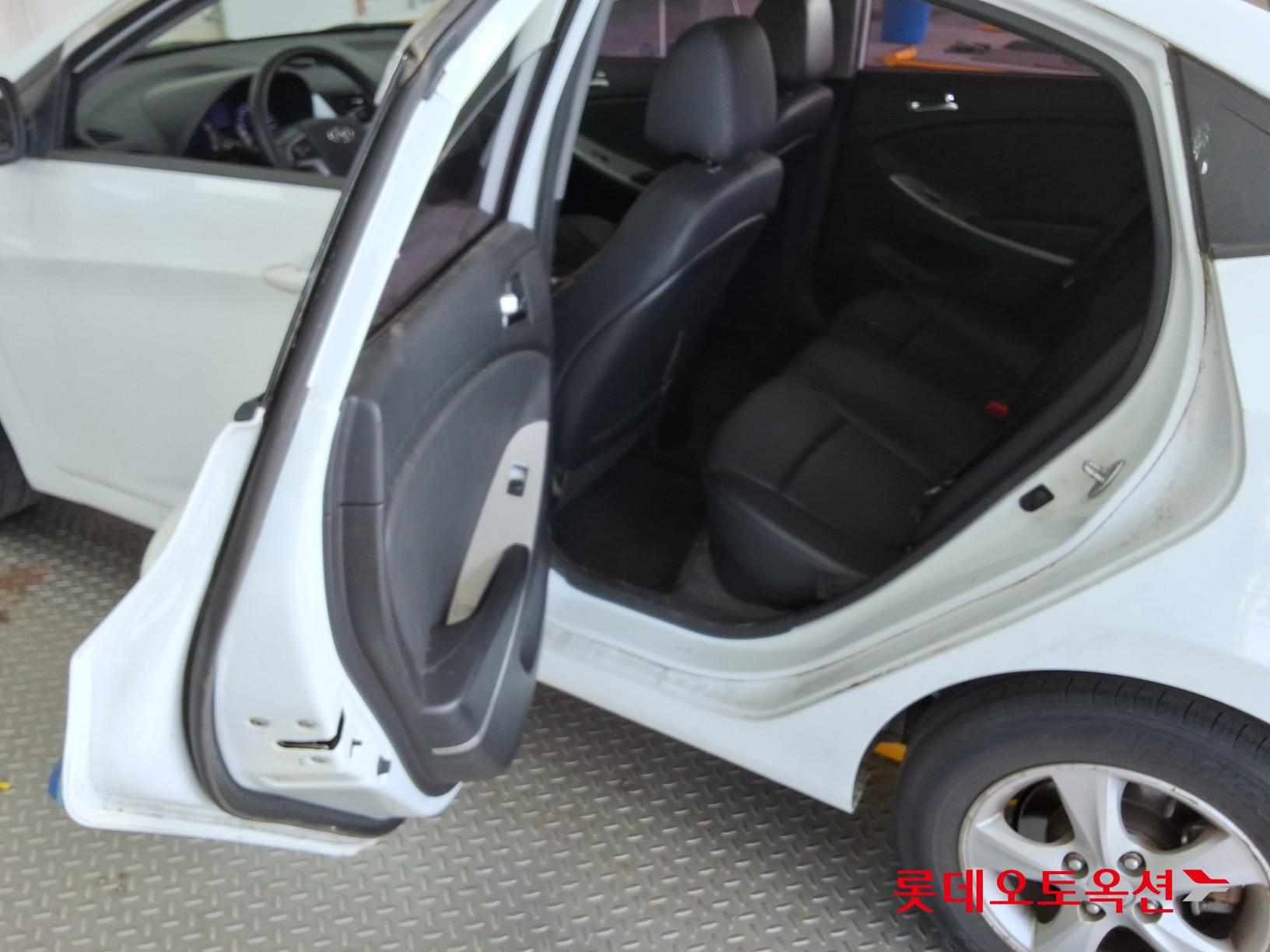 Hyundai Accent 2012 - Image 37