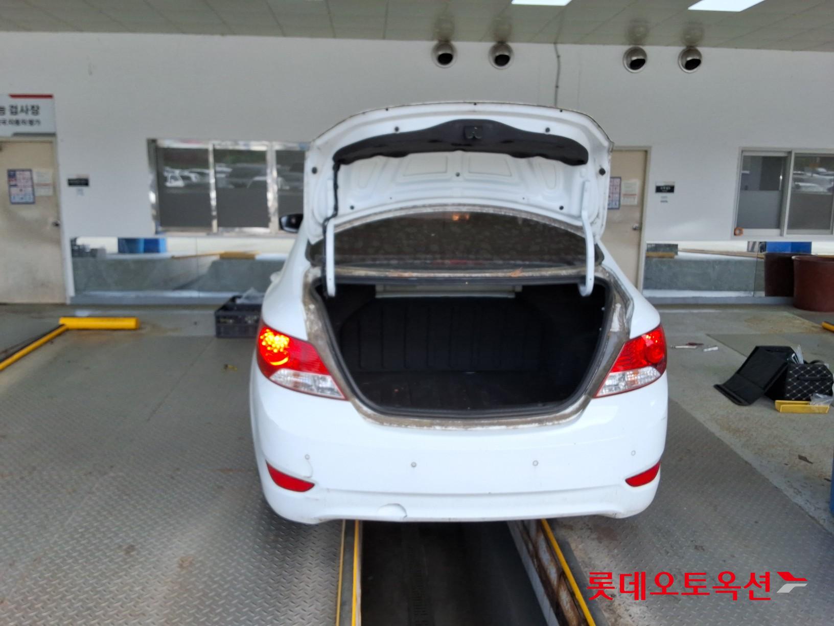 Hyundai Accent 2012 - Image 9