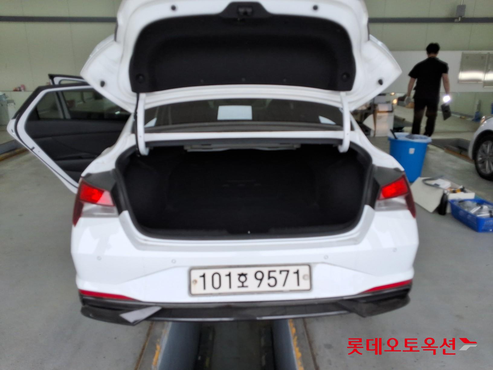 Hyundai Elantra 2021 - Image 9