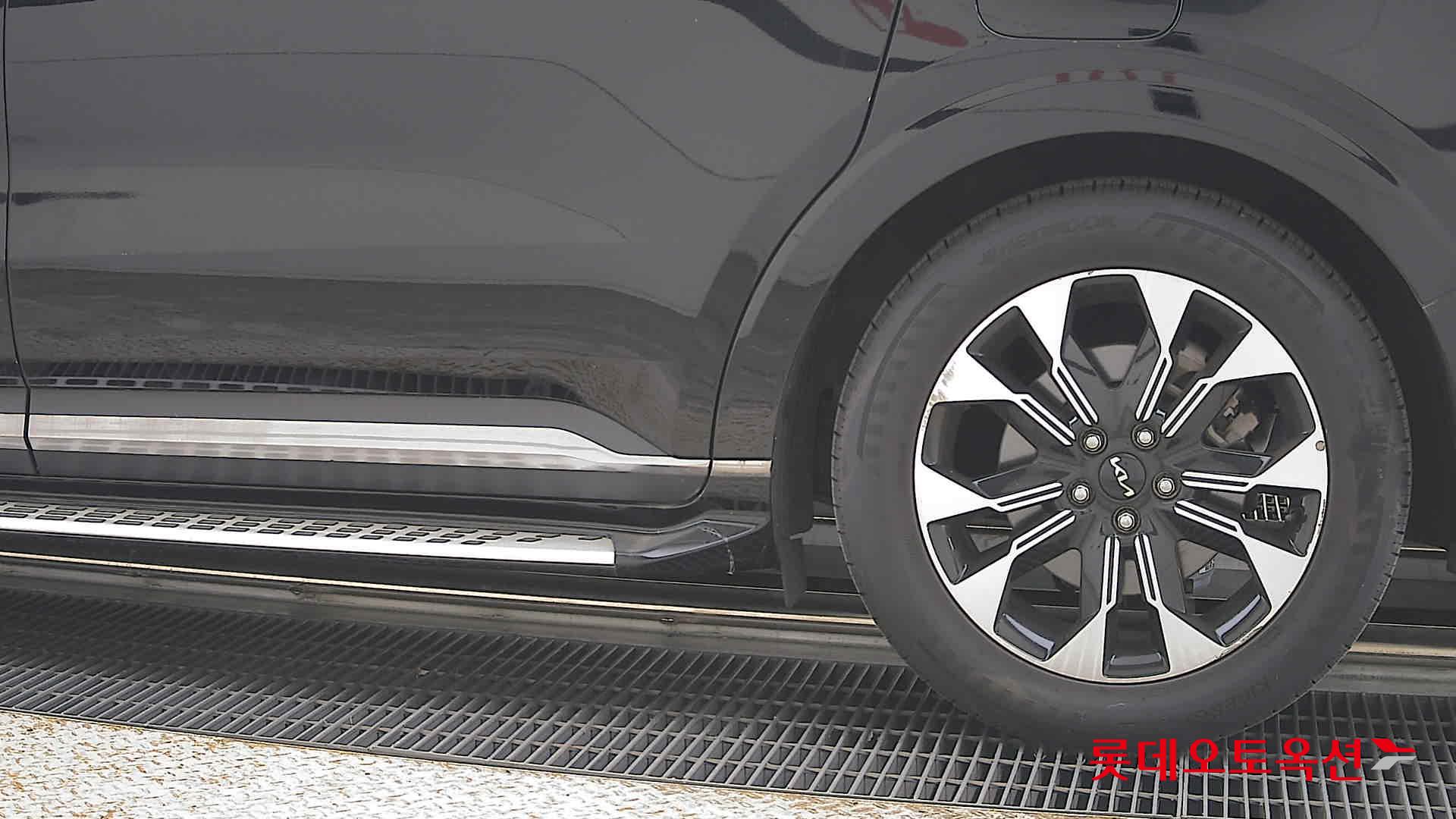 Kia Carnival - 26