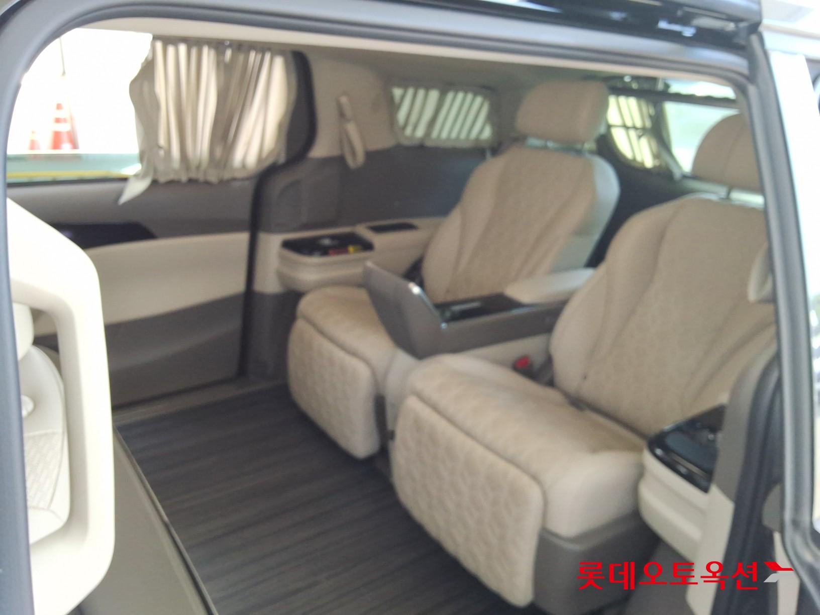 Kia Carnival - 38