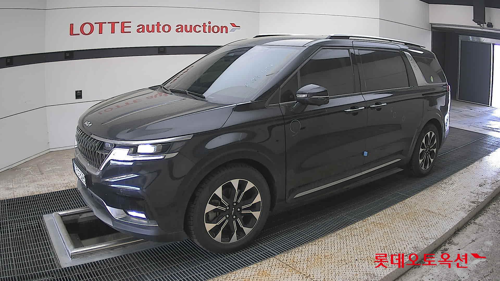 Kia Carnival - 11