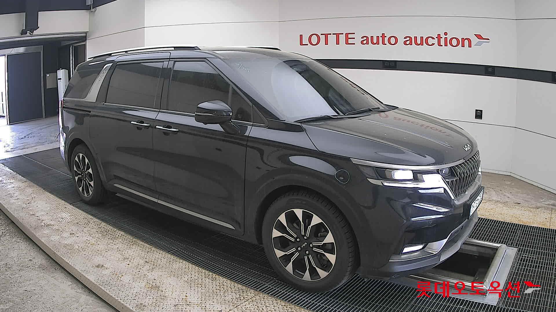 Kia Carnival - 23