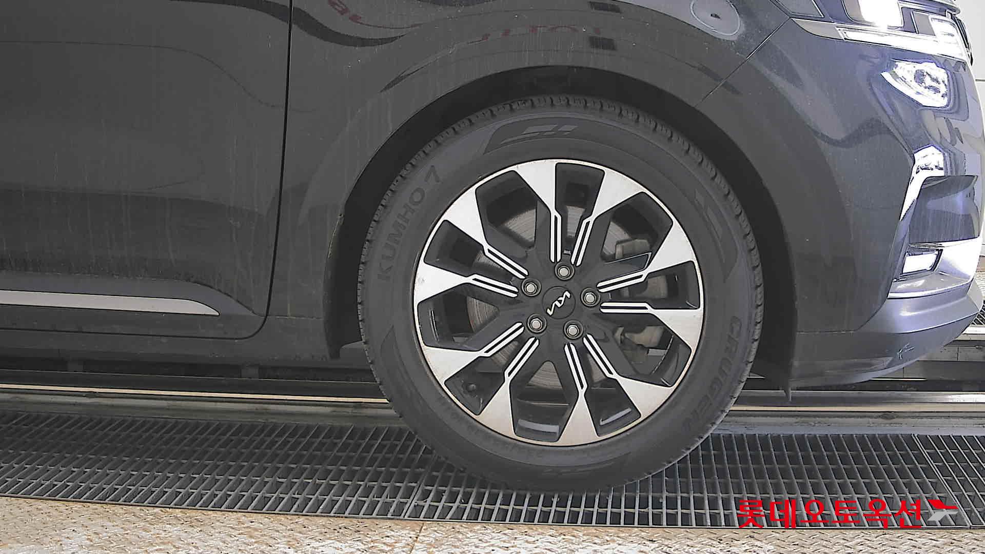 Kia Carnival - 27