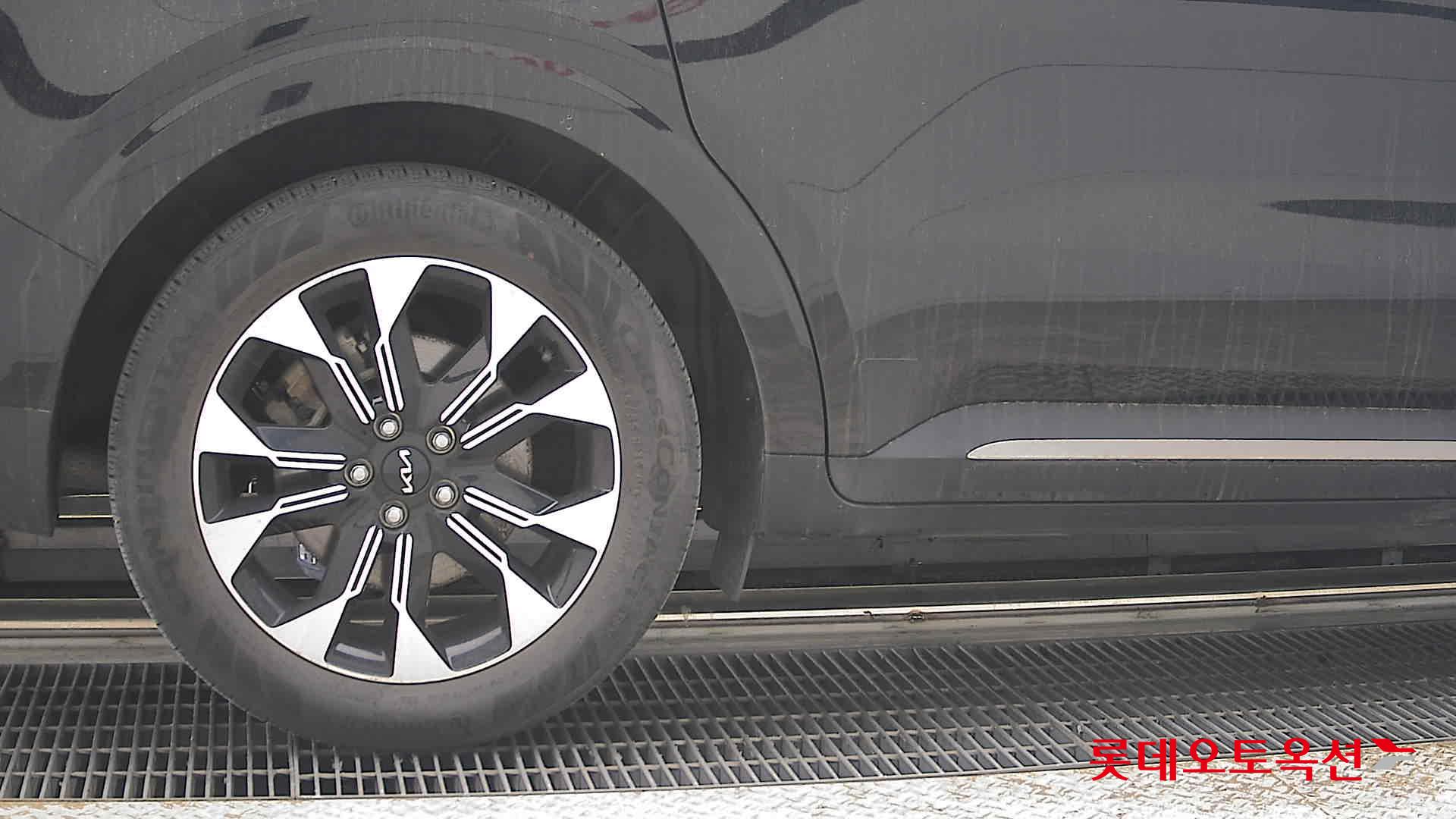Kia Carnival - 28