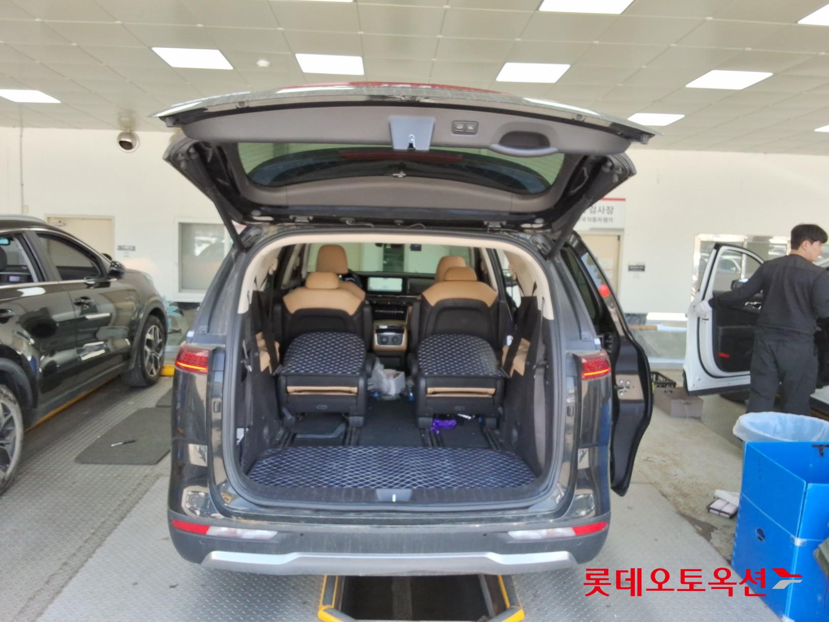 Kia Carnival - 9