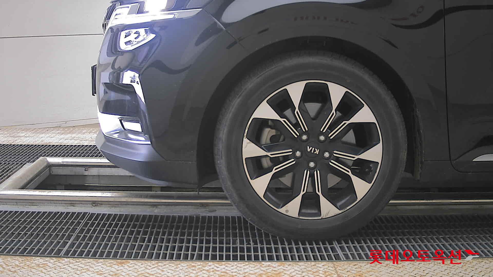 Kia Carnival - 25