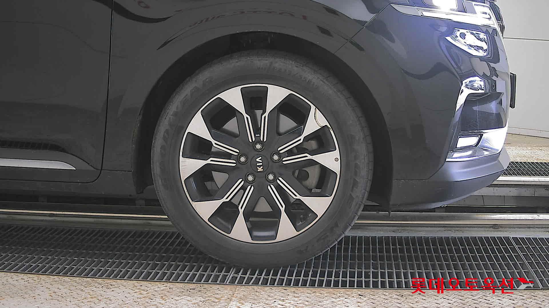Kia Carnival - 27