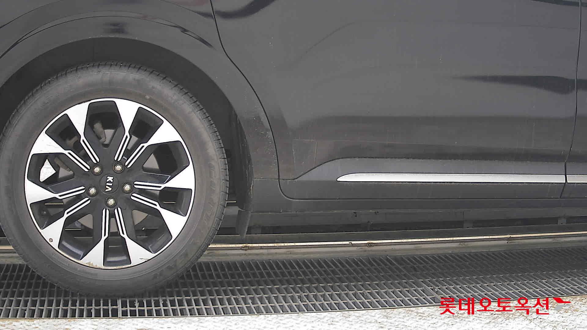 Kia Carnival - 28