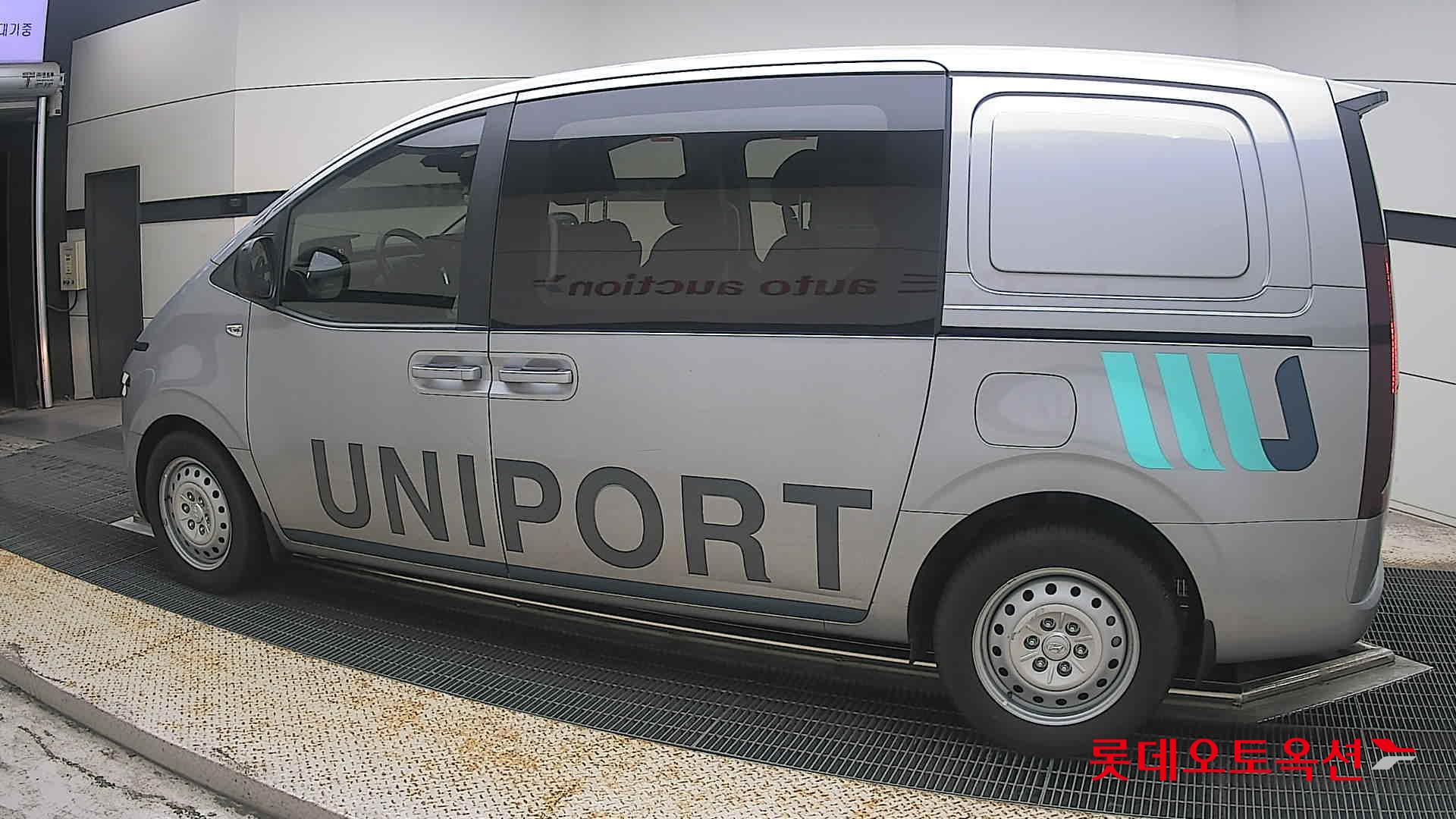 2023 - hyundai staria