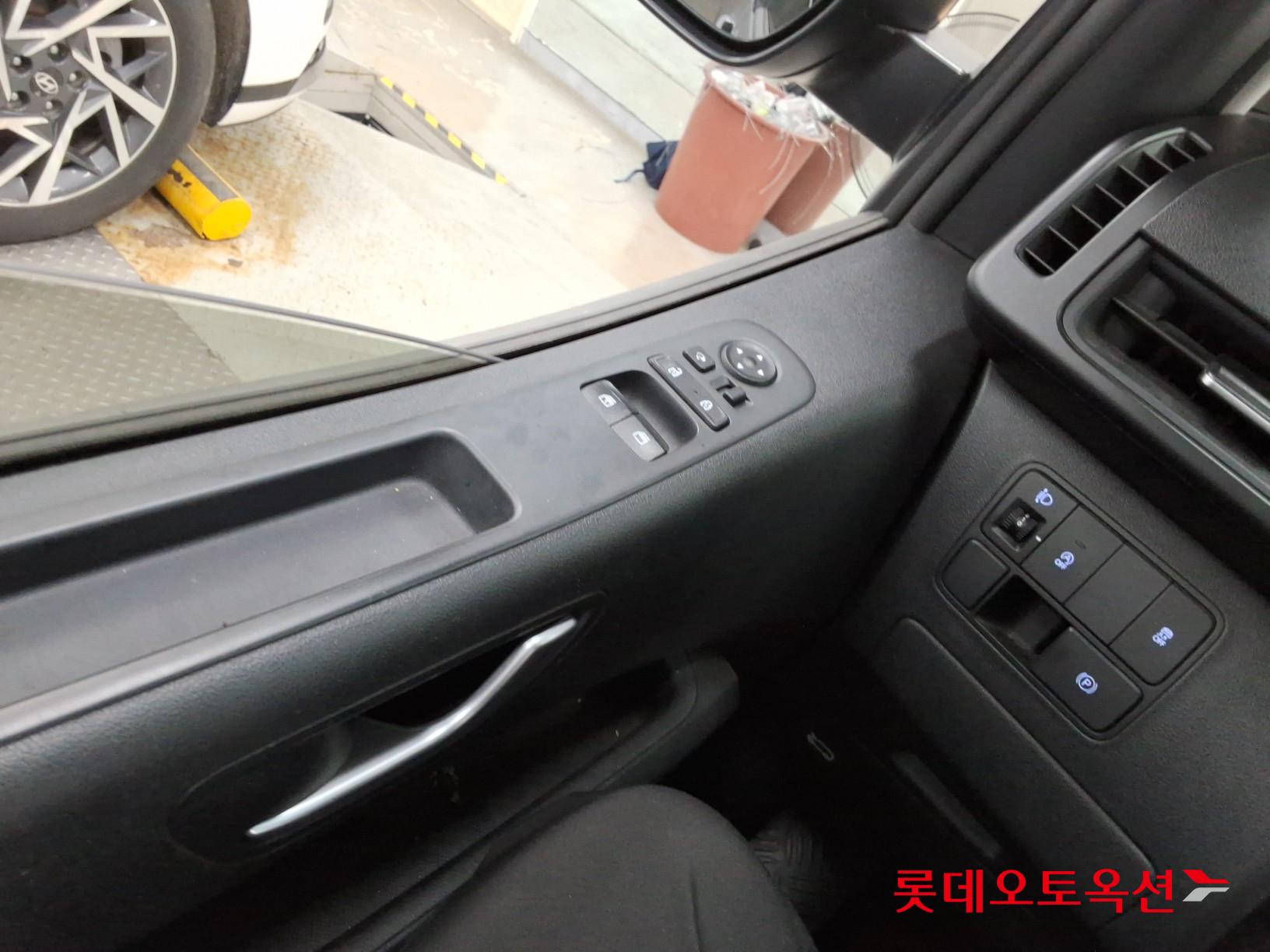 2023 - hyundai staria
