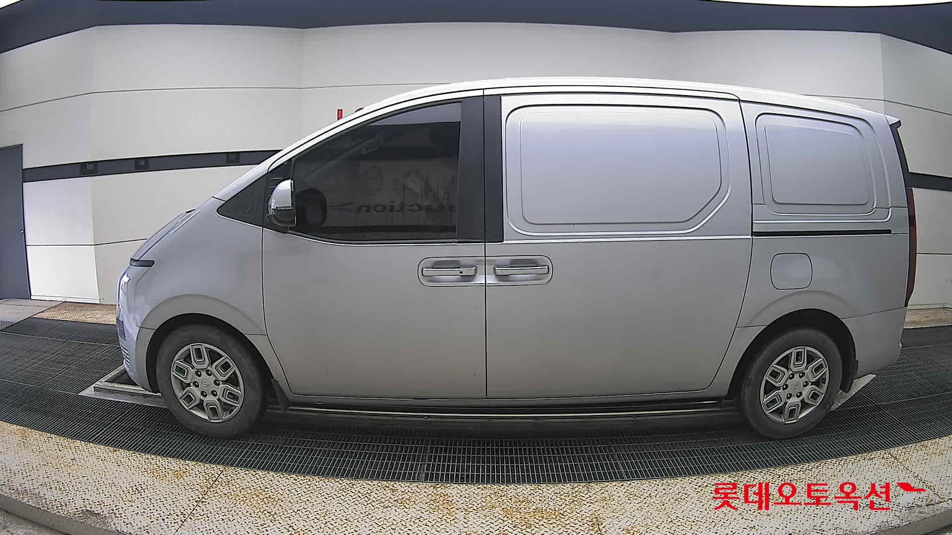 2022 - hyundai staria