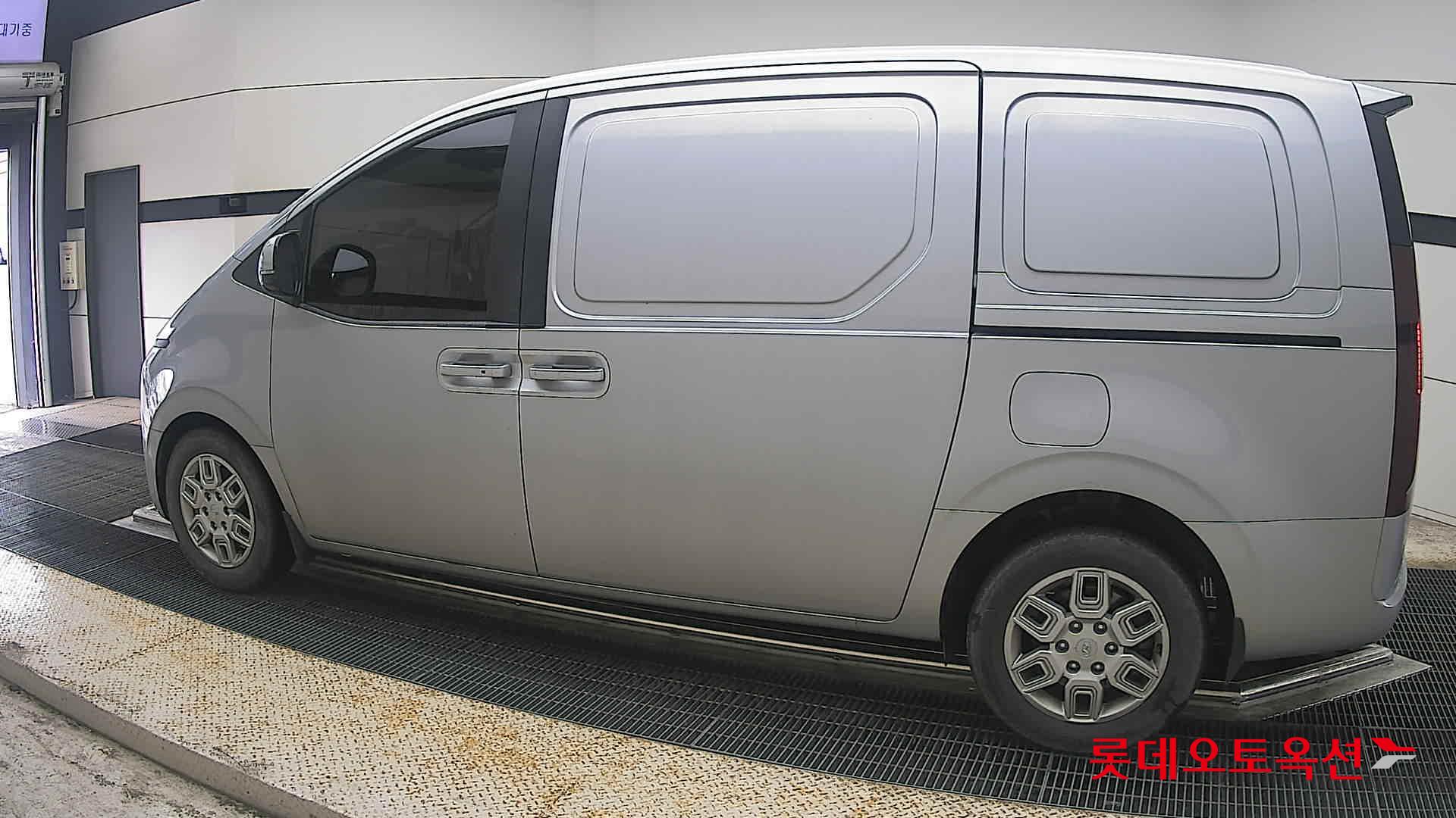 2022 - hyundai staria