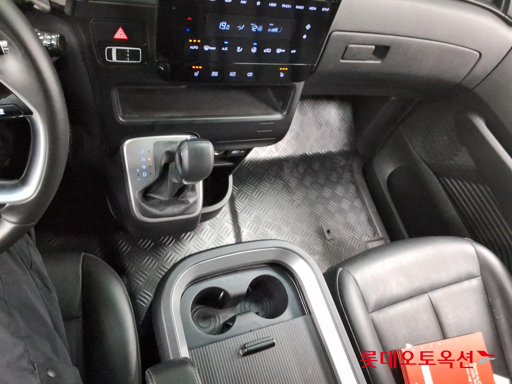 Hyundai Staria - 35