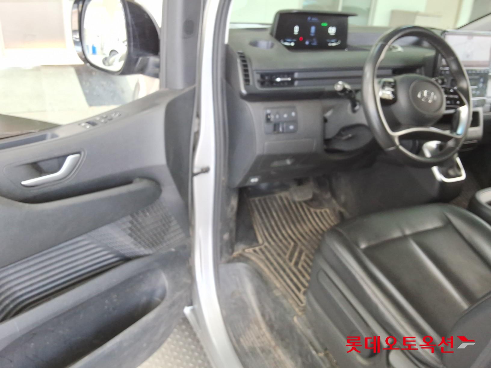 Hyundai Staria - 36