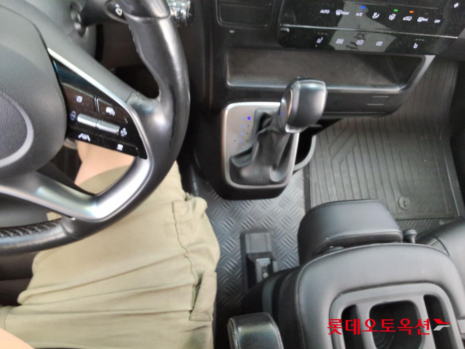 2022 - hyundai staria