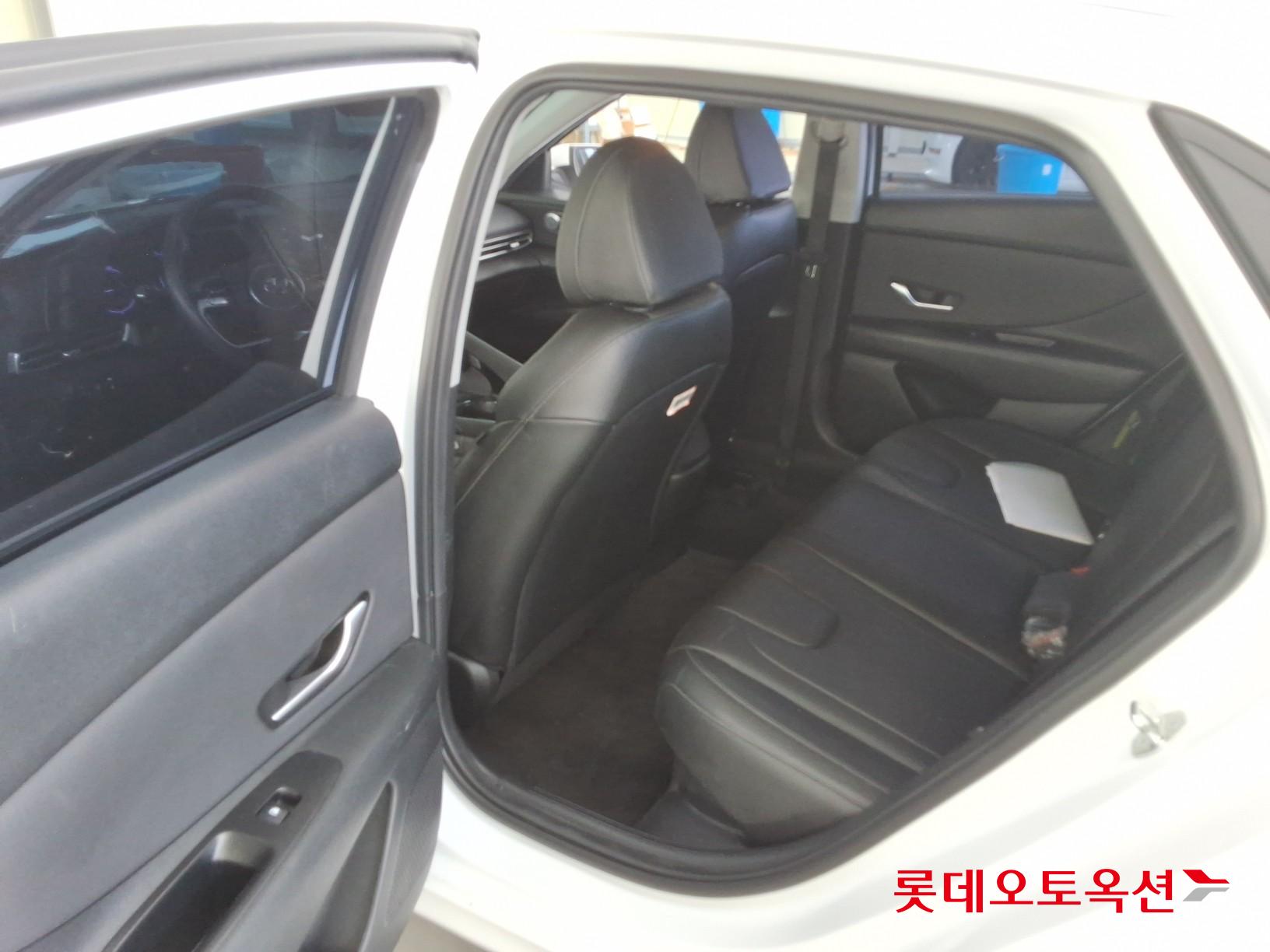 Hyundai Elantra - 36
