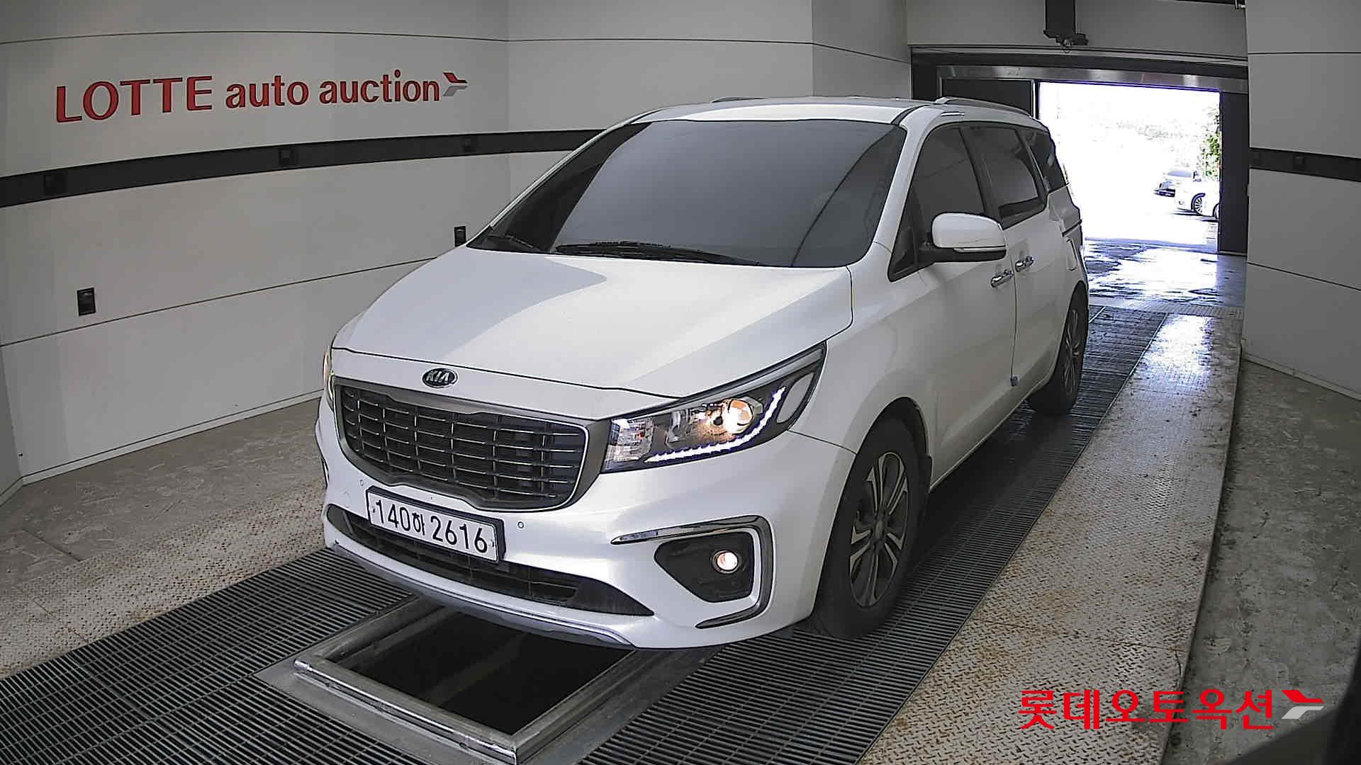 Kia New Carnival - 10