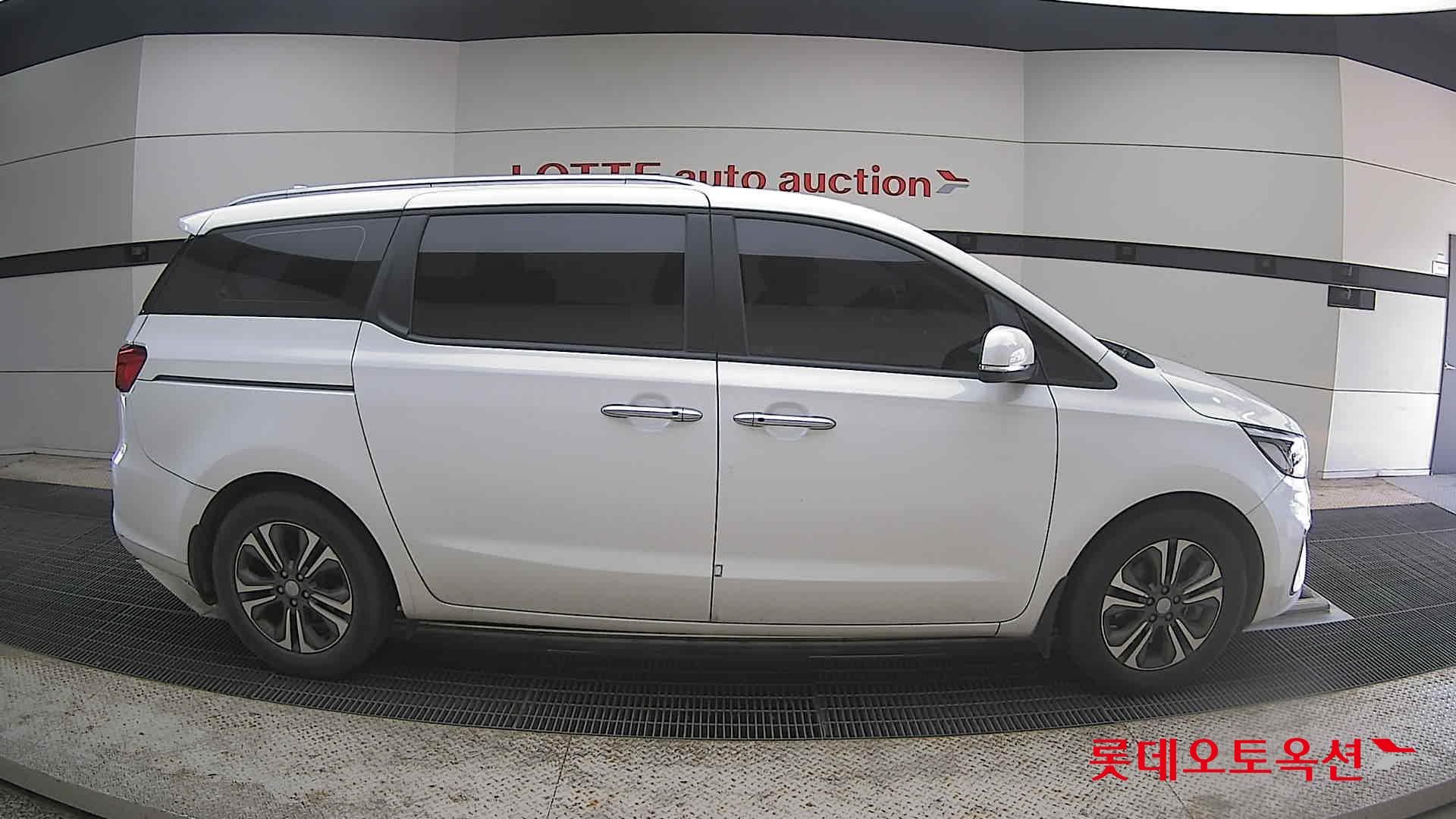 Kia New Carnival - 21