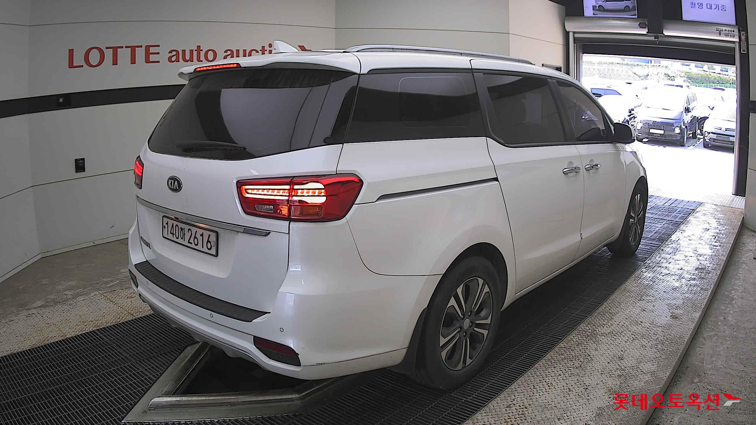 Kia New Carnival - 5