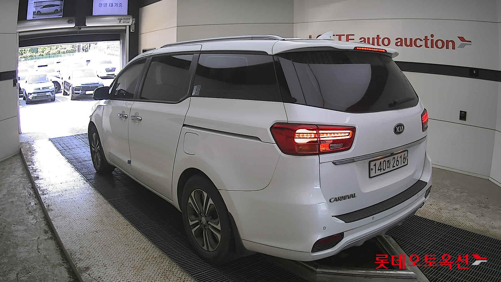Kia New Carnival - 4