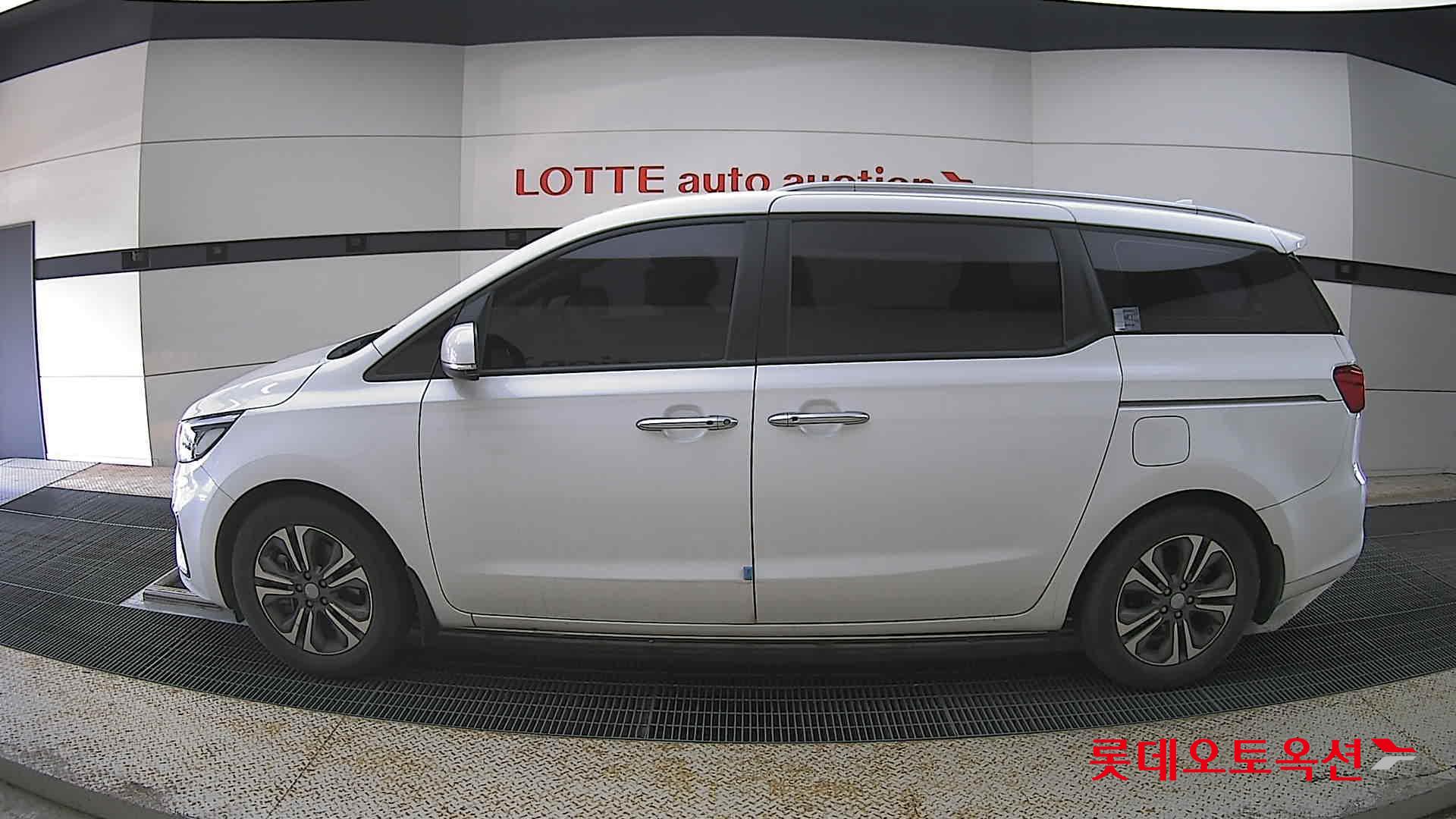 Kia New Carnival - 13