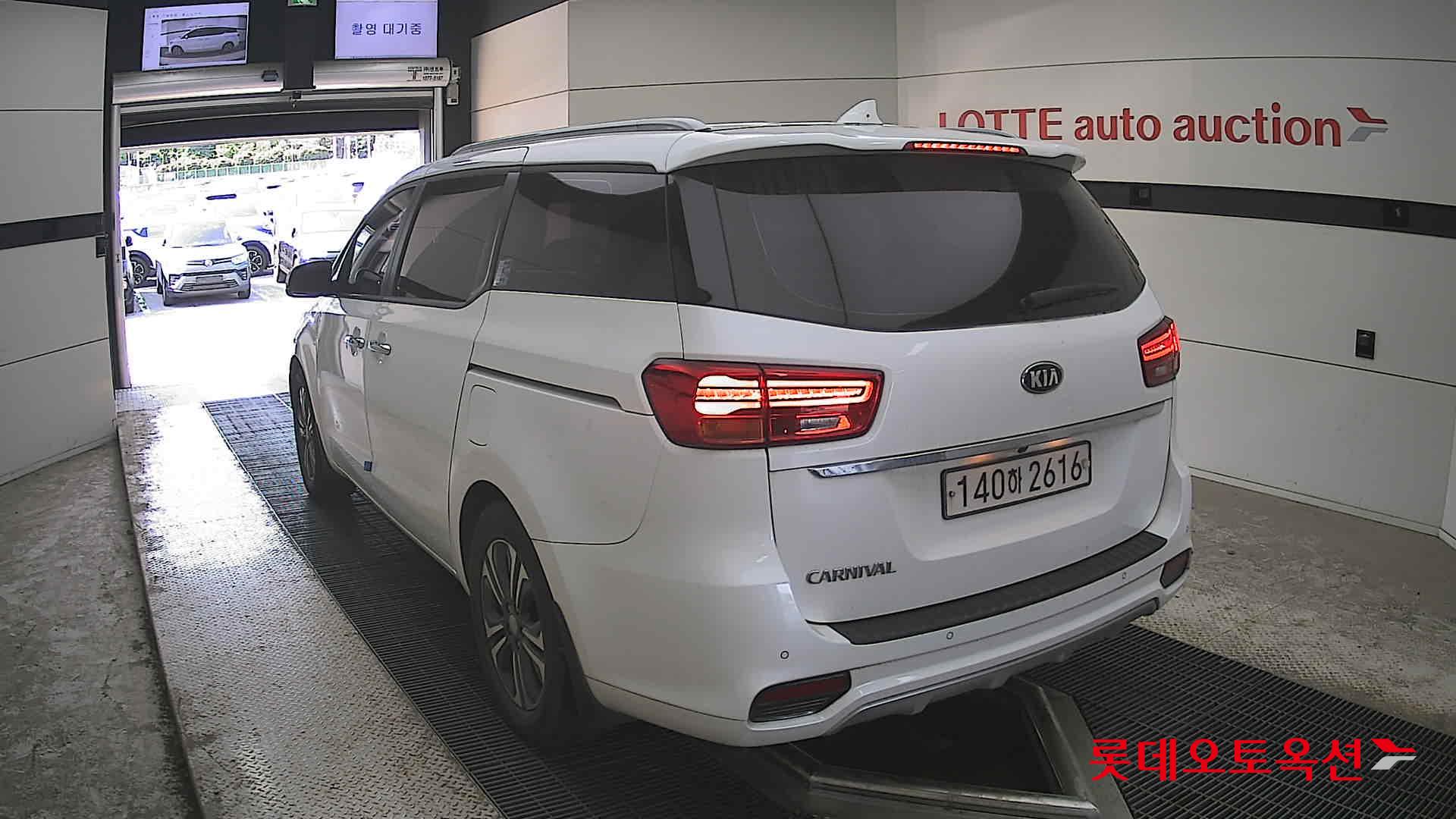 Kia New Carnival - 16