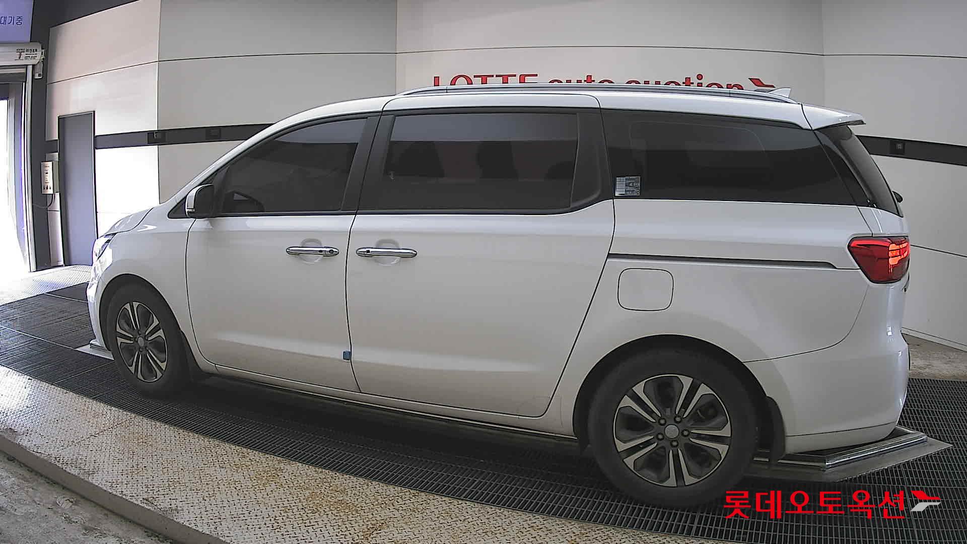 Kia New Carnival - 14