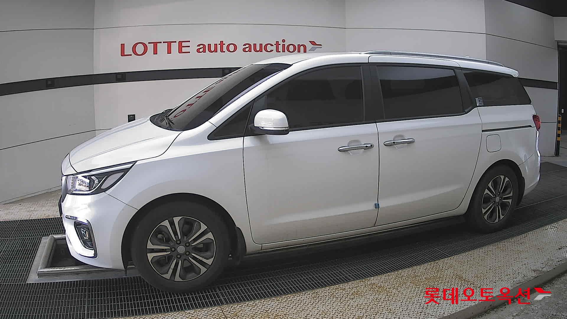 Kia New Carnival - 12