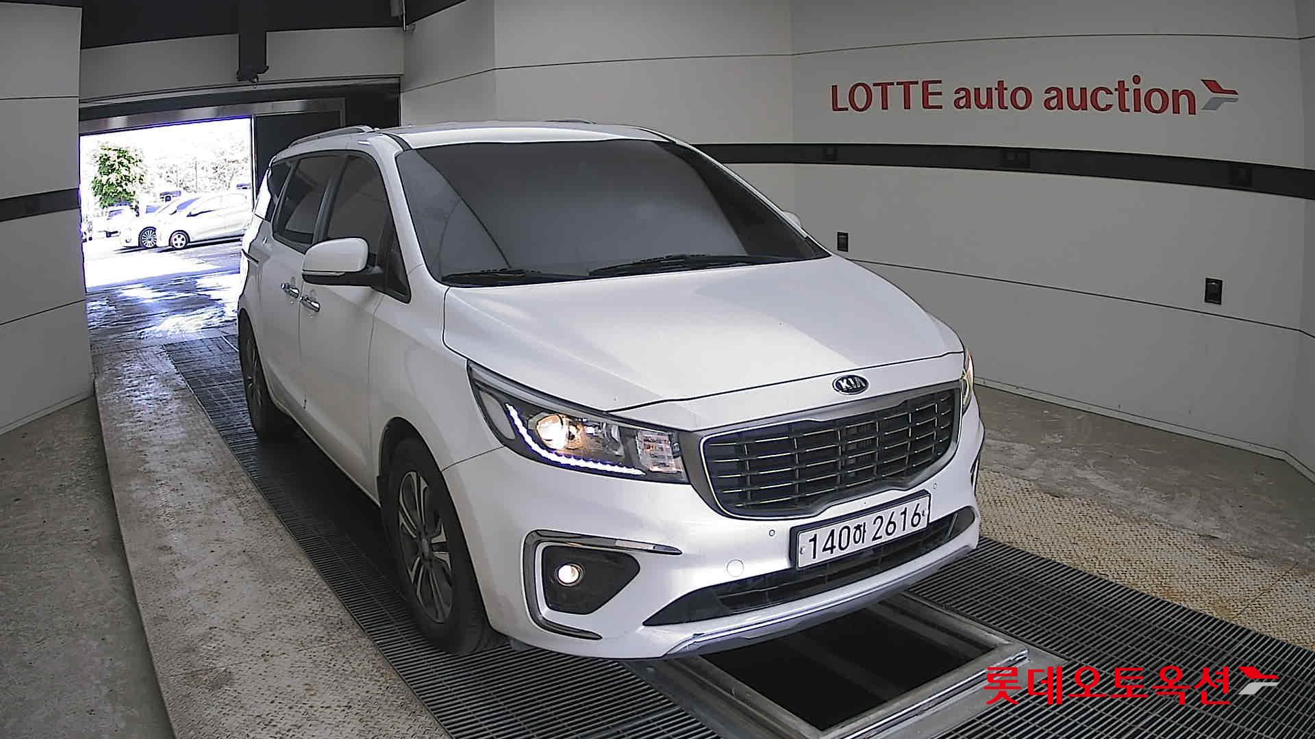 Kia New Carnival - 24