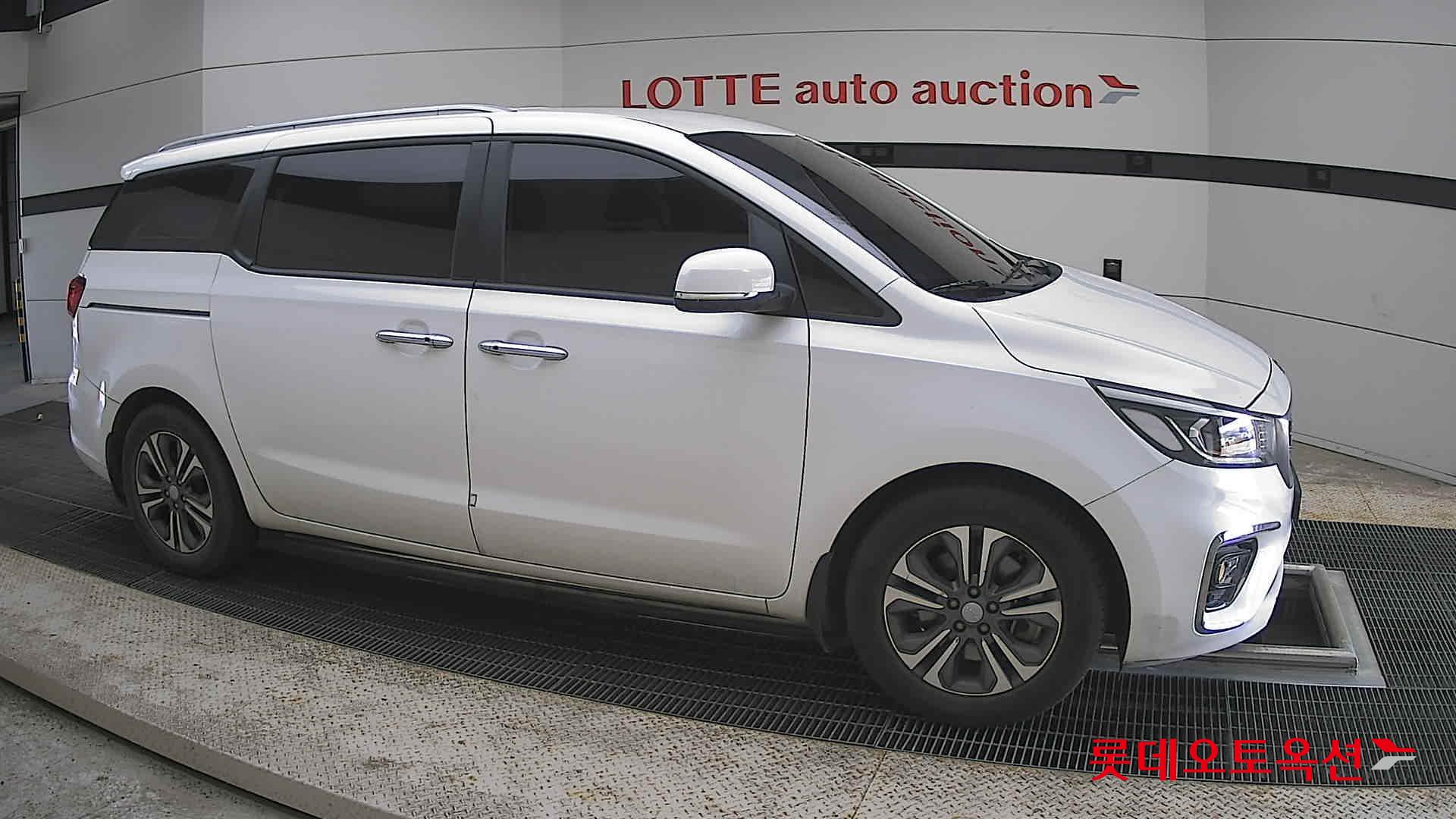 Kia New Carnival - 22