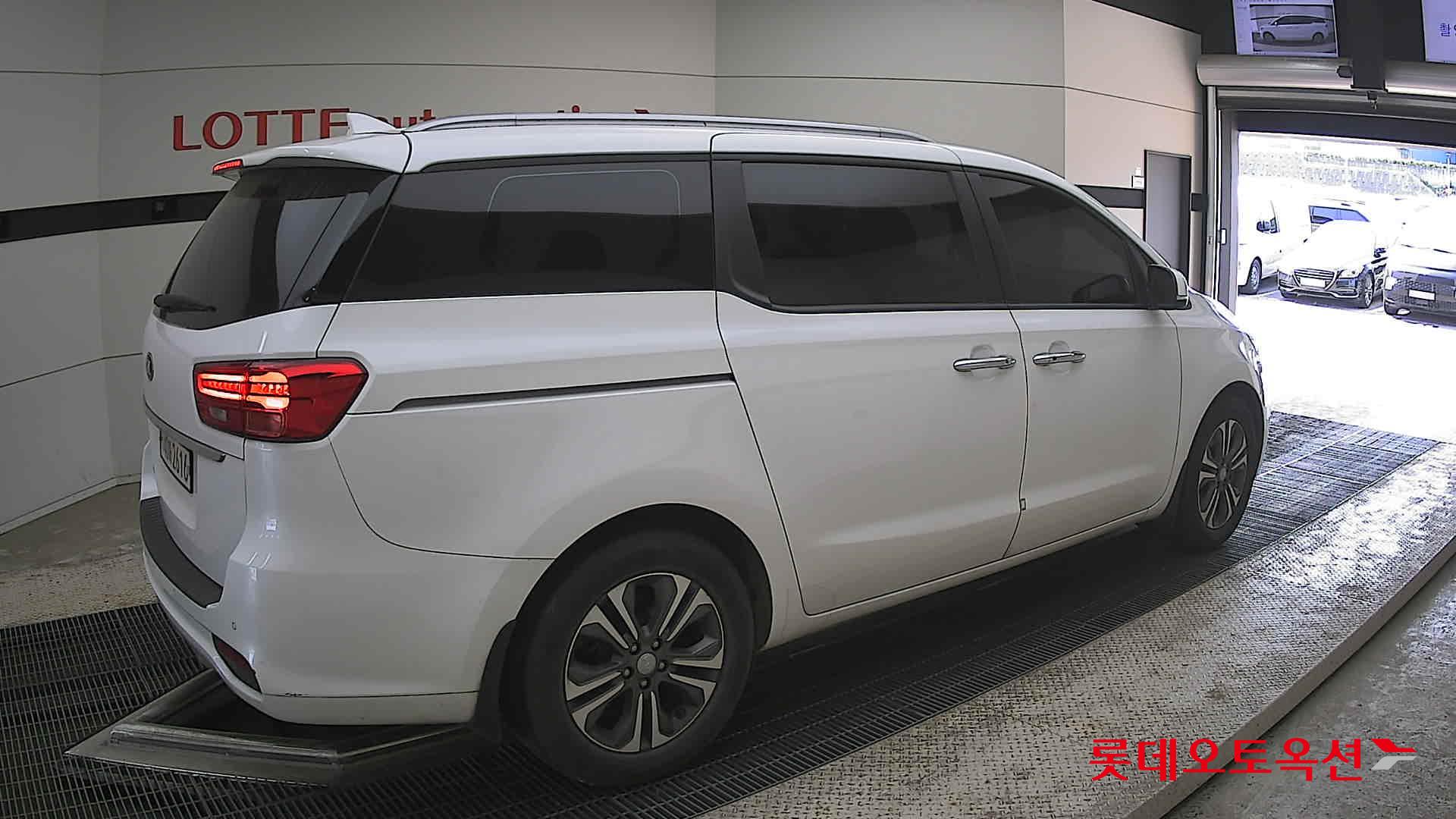 Kia New Carnival - 19