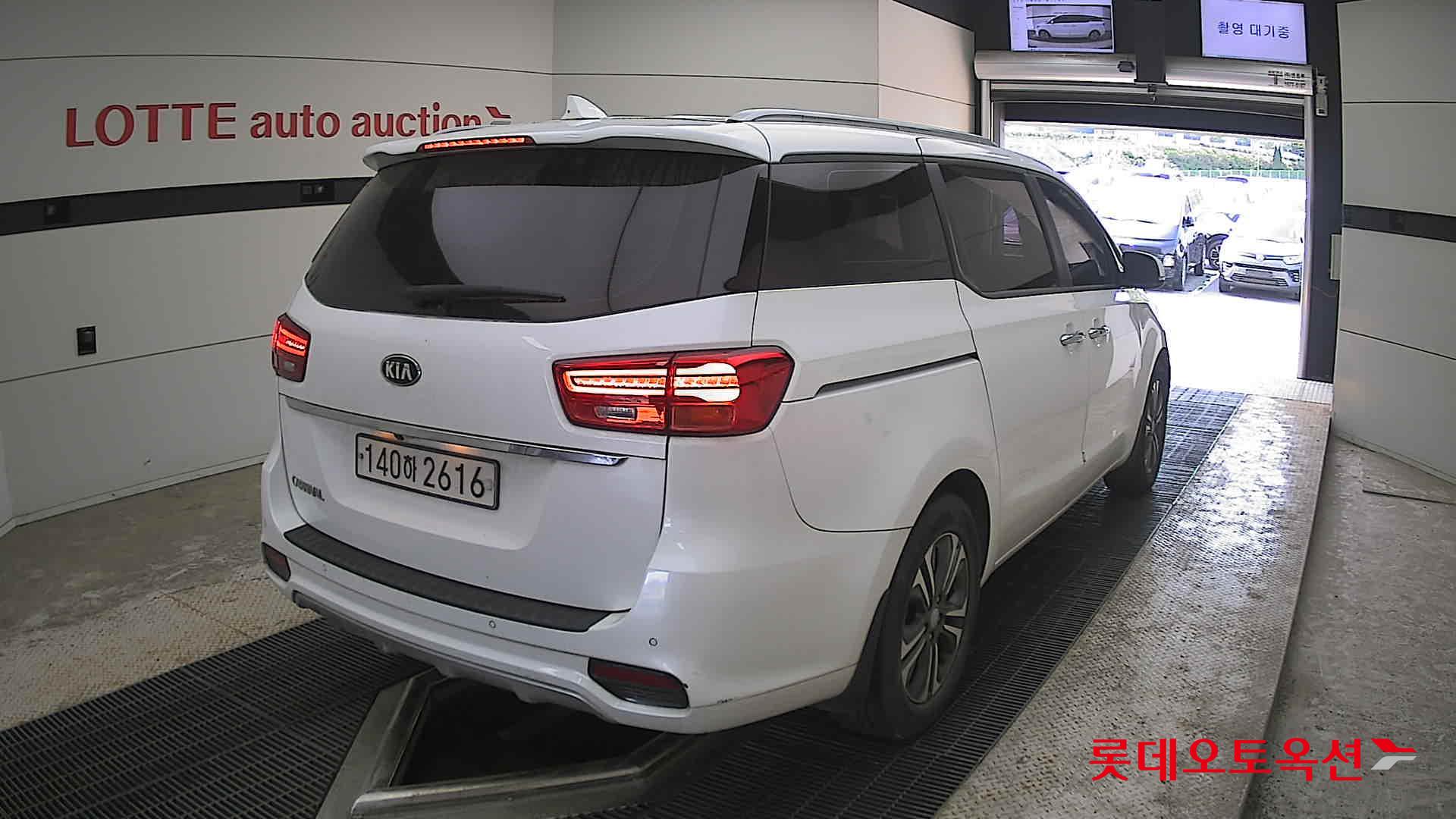 Kia New Carnival - 18